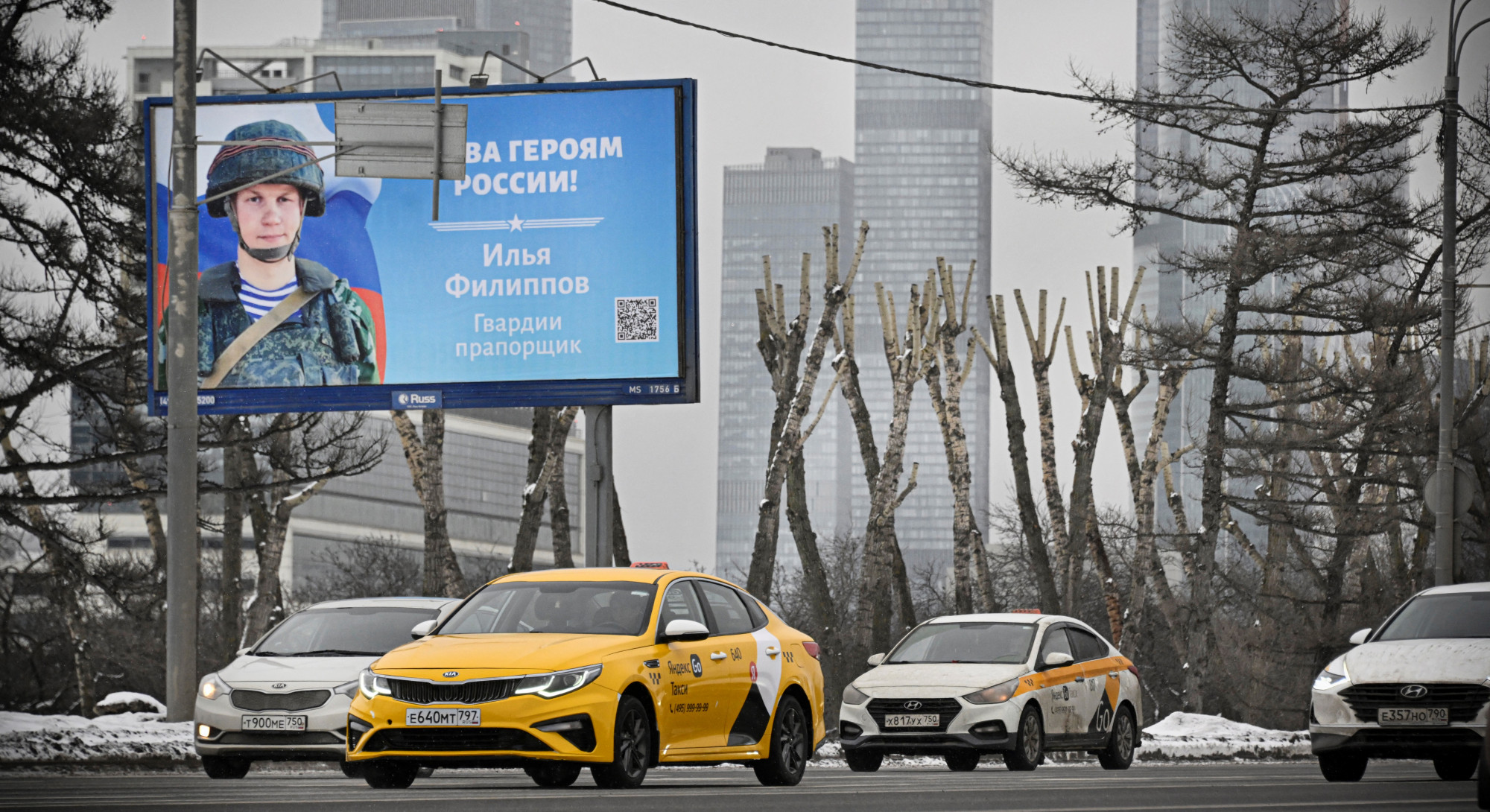 Plakátokon és telefonon, busás fizetéssel és kedvezményekkel csábítják harcba az orosz férfiakat
