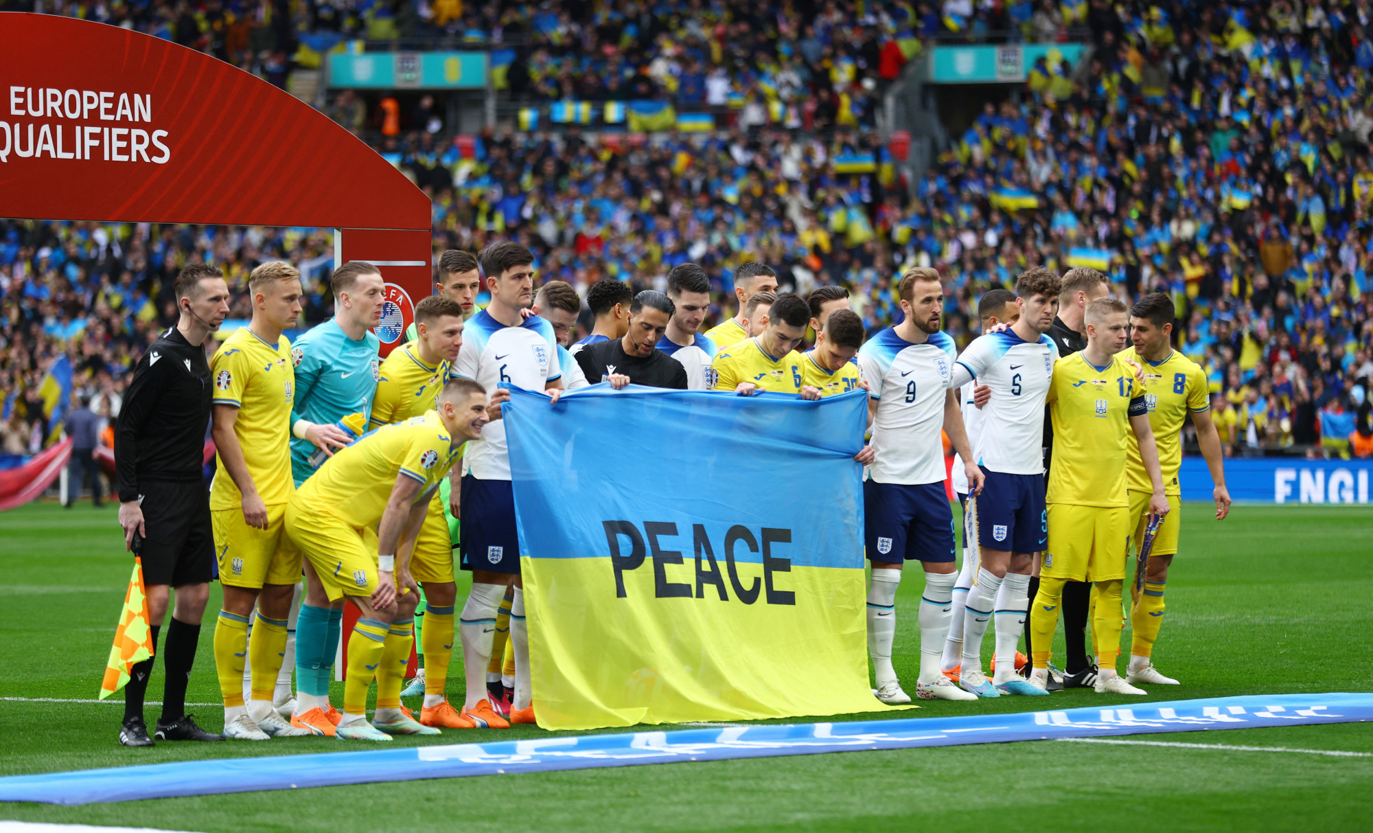 Együtt üzenik az angol és az ukrán focisták, hogy legyen vége a háborúnak