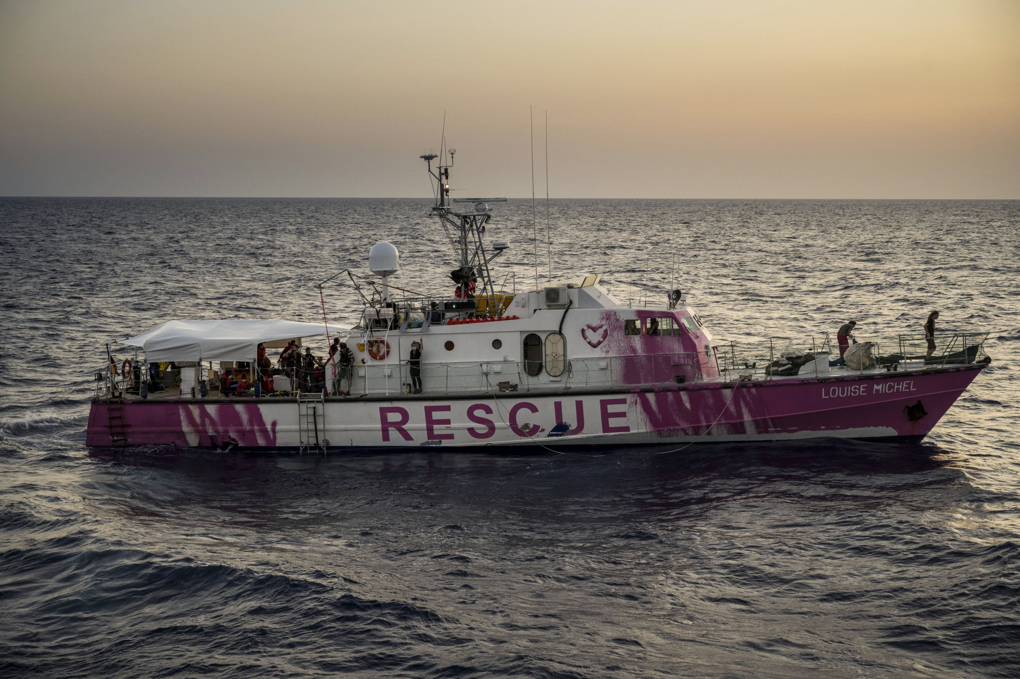 Lefoglalták Banksy mentőhajóját az olaszok