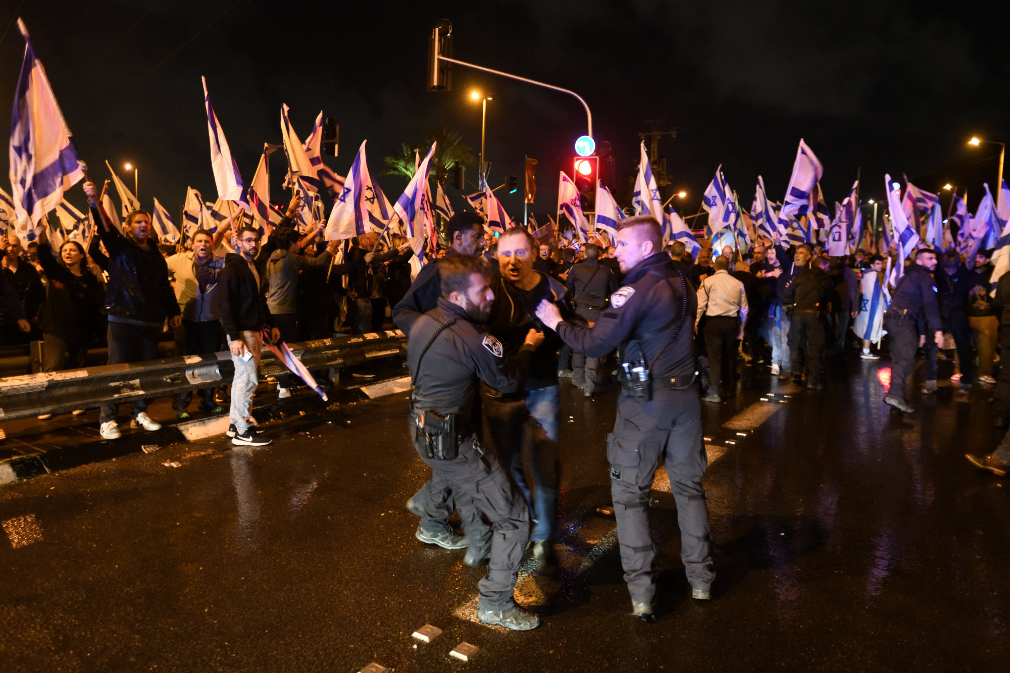 Izrael a káosz szélére sodródott, Netanjahun óriási a nyomás