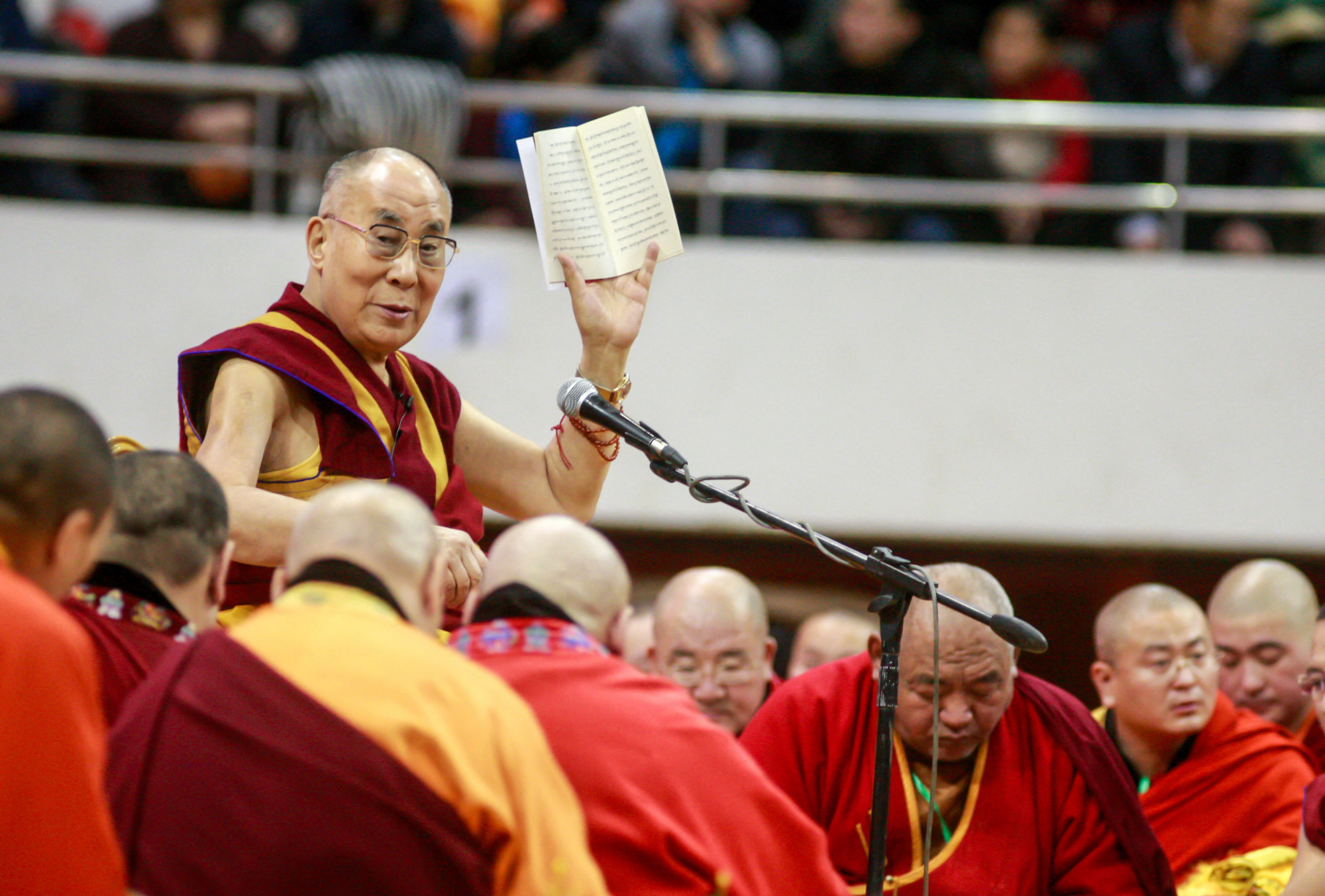 A dalai láma hívei között egy ulánbátori stadionban, 2016 novemberében