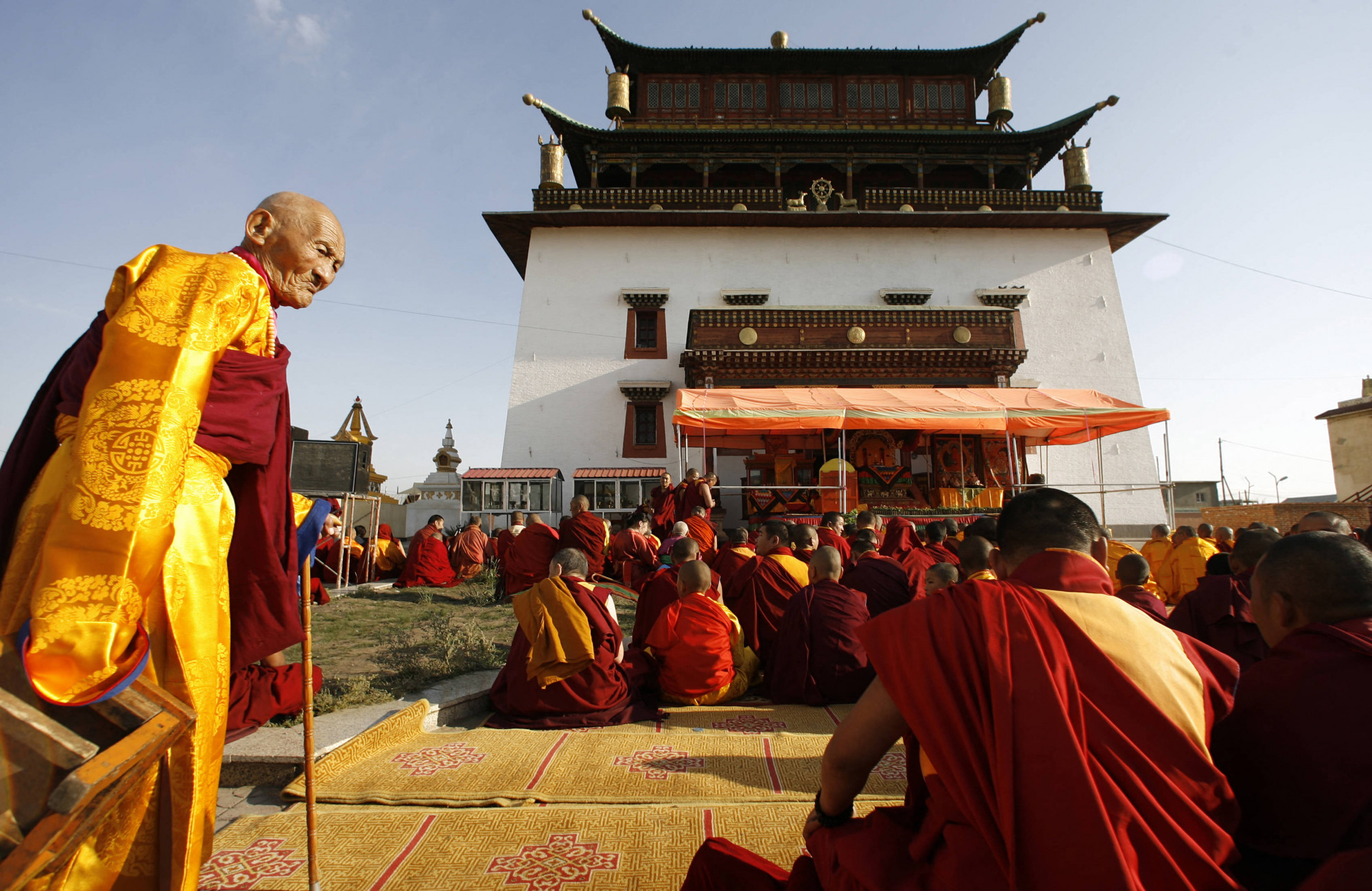 Buddhista szerzetesek egy ulánbátori kolostorban