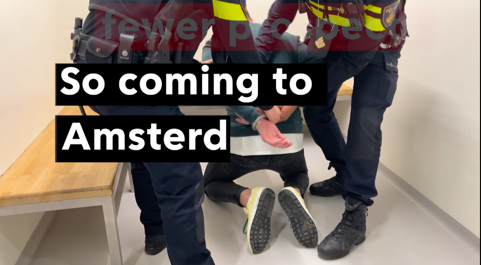 Rendőri zaklatással, zárkával fenyegető videóval próbálja elriasztani a fiatal brit férfi turistákat az amszterdami önkormányzat