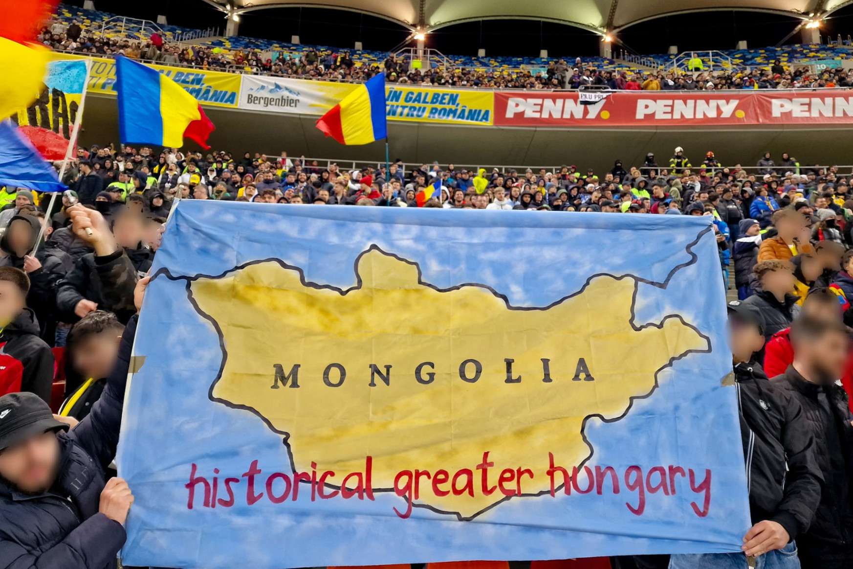 „Mongólia, a történelmi Nagy-Magyarország" molinó is felbukkant a román-fehérorosz eb-selejtezőn