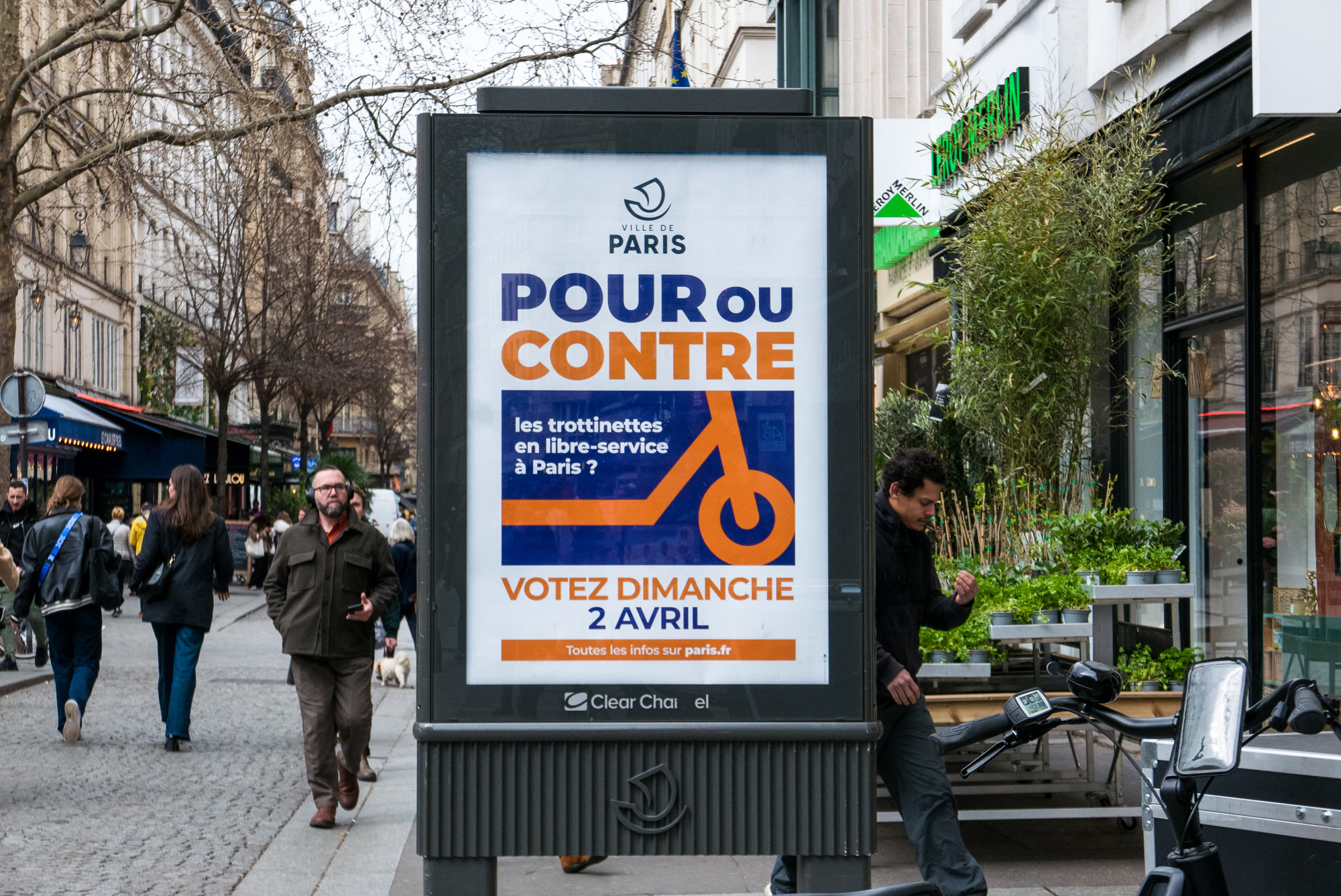 Népszavazáson döntenek a párizsiak, kitiltsák-e a városból az e-rolleres cégeket