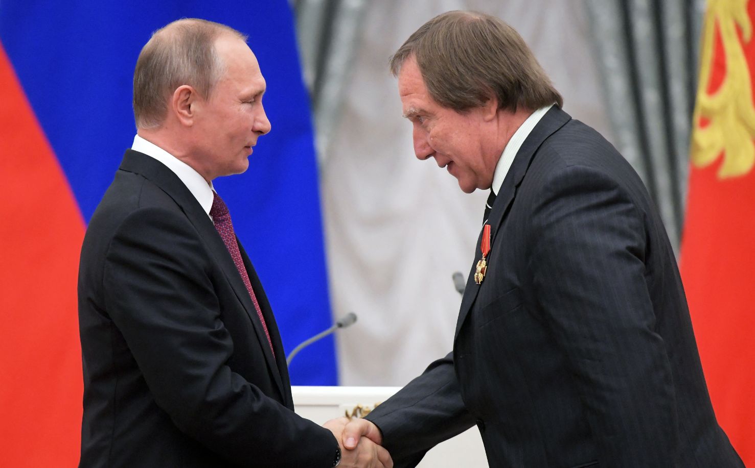 Elítélték a bankárokat, akik segítettek Putyin közeli barátjának tisztára mosni pénzeket