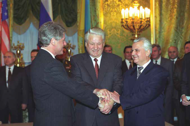 Clinton, Jelcin és Kravcsuk elnökök a háromoldalú megállapodás aláírása után, 1994. január 14-én.
