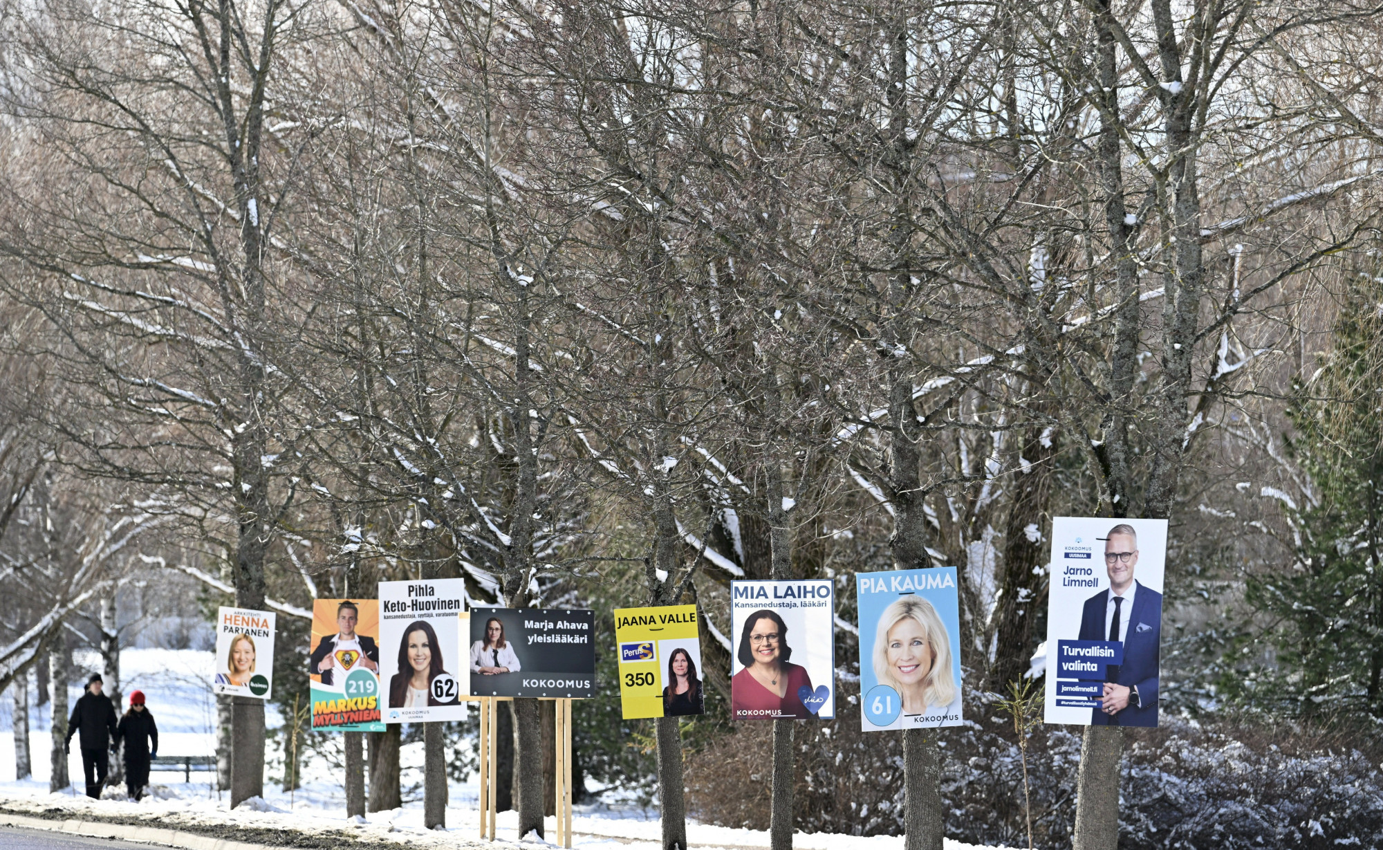 Választási plakátok a Helsinki melletti Espoo utcáin szerdán