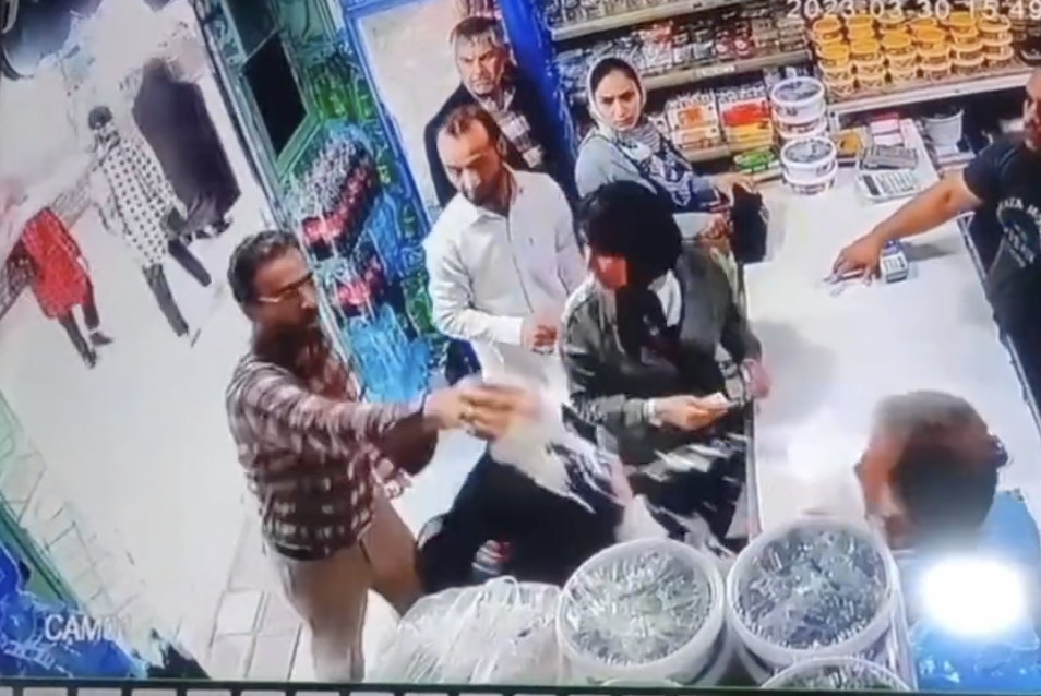 Joghurttal öntöttek le két nőt egy iráni boltban, amiért nem viseltek hidzsábot, aztán őrizetbe is vették őket