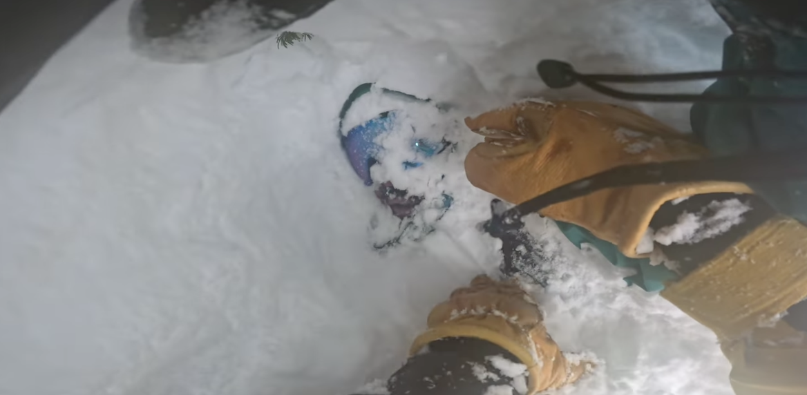Fejjel a földnek állt bele a szűzhóba a snowboardos, lélegzetelállító mentés egy washingtoni síterepen