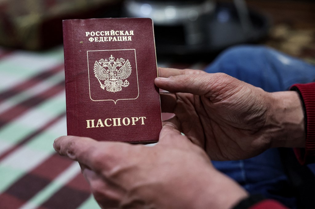 Elkobozzák az oroszok a vezető tisztviselők útleveleit, hogy ne hagyhassák el az országot