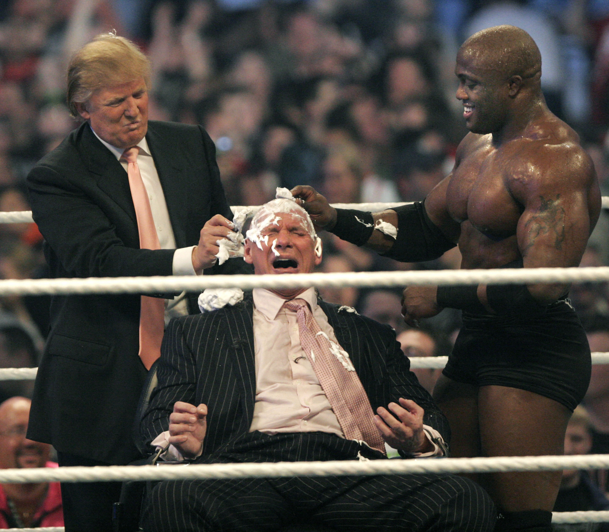 Donald Trump és Bobby Lashley leborotválja Vince McMahon haját (2007)