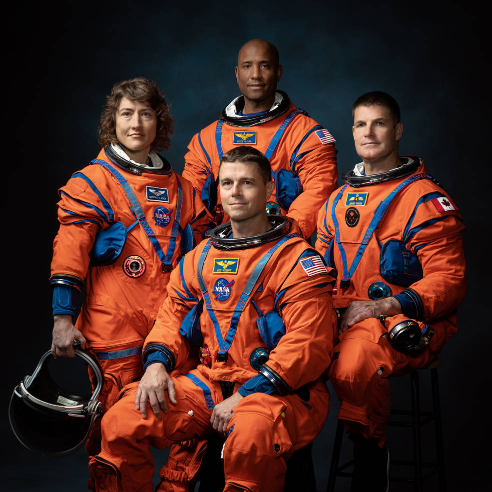 Az Artemis II küldetés űrhajósai: Christina Hammock Koch, Reid Wiseman (ülve), Victor Glover és Jeremy Hansen