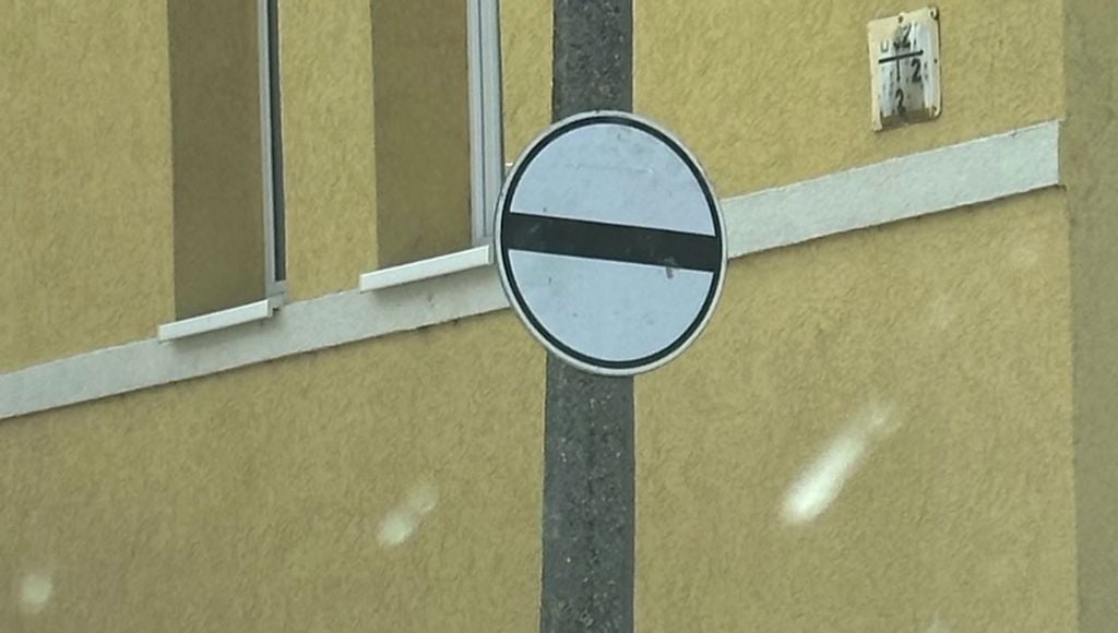 A KRESZ-ben nem létező közlekedési táblát rakott ki egy útfelújításon dolgozó kivitelező Pécsen