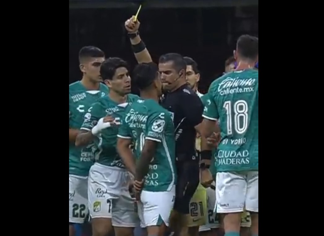Tökön térdelt egy játékost a bíró a mexikói fociligában, 12 meccsre eltiltották