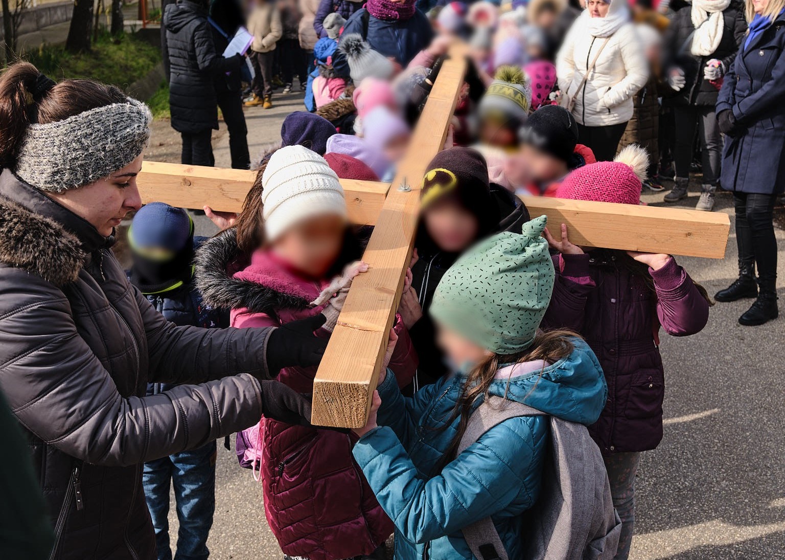 Makón általános iskolás gyerekekkel cipeltettek keresztet az utcán, hogy újrajátsszák Jézus Golgotára vezető útját