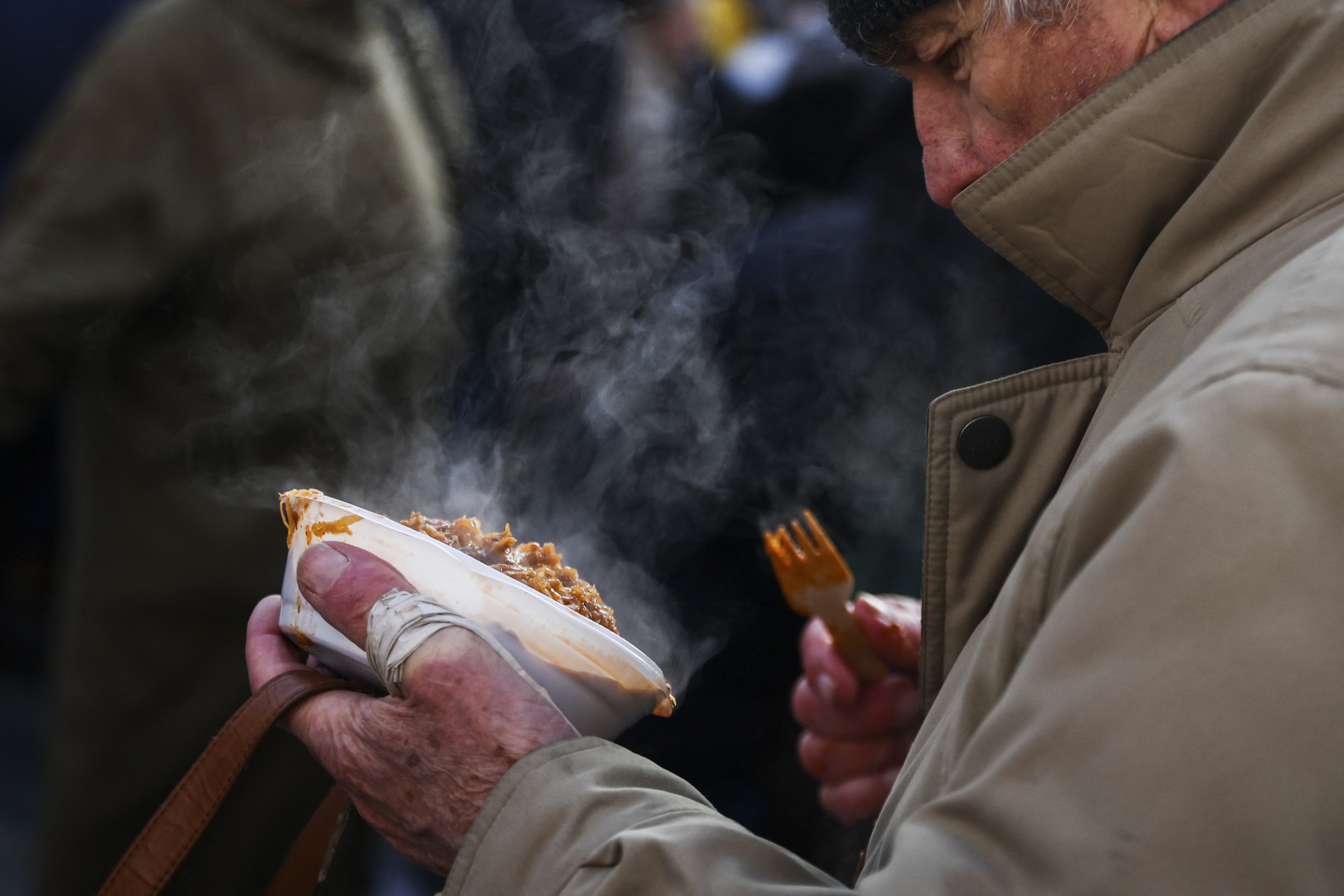 A hajléktalanok több mint fele alig 30 000 forintból tengődik havonta, ötödük rendszeresen éhezik