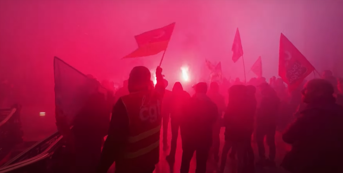 Nyugdíjreform-tüntetések: Vörösbe borult a BlackRock párizsi székháza