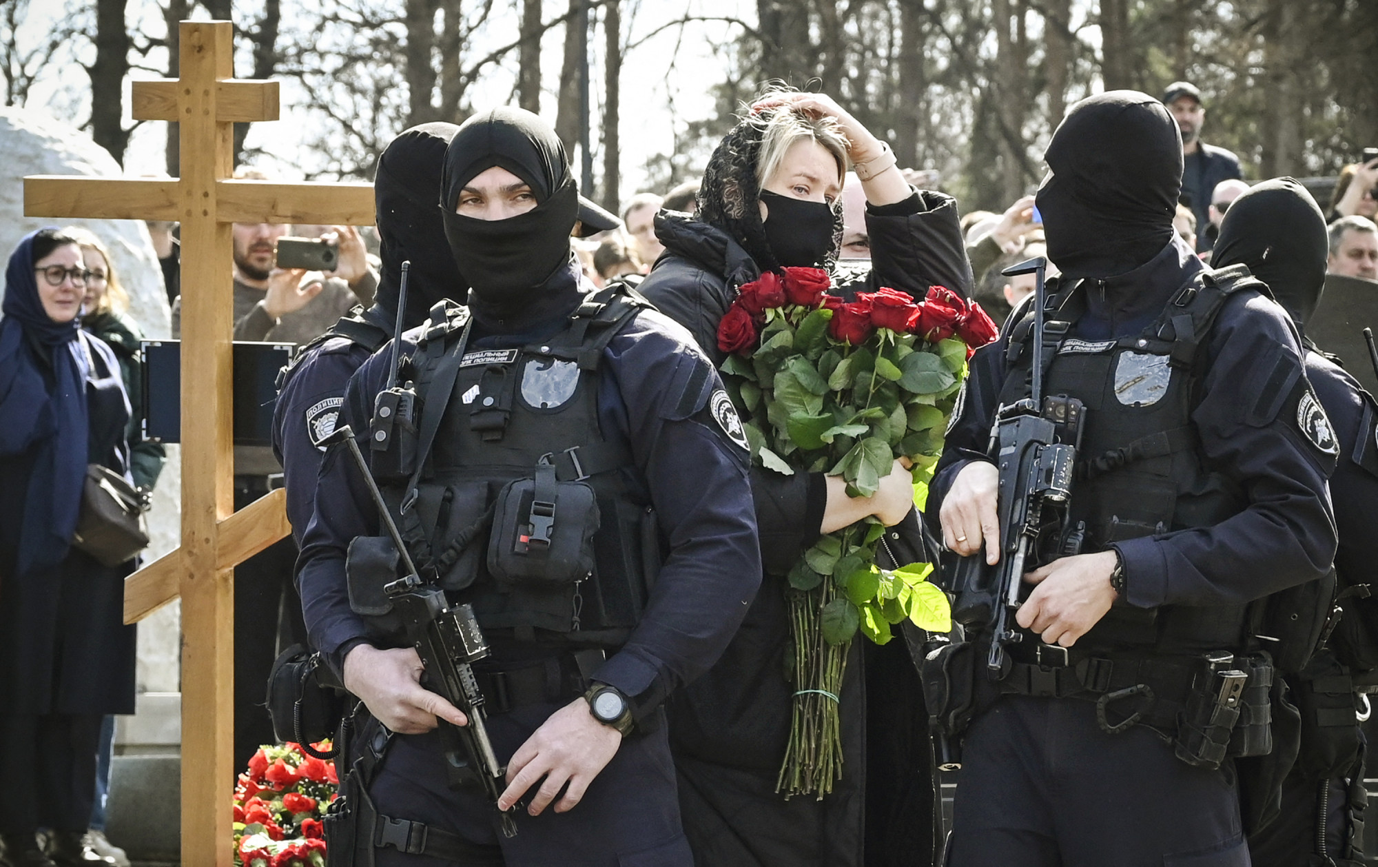 Erődemonstrációra emlékeztetett a felrobbantott orosz katonai blogger moszkvai temetése