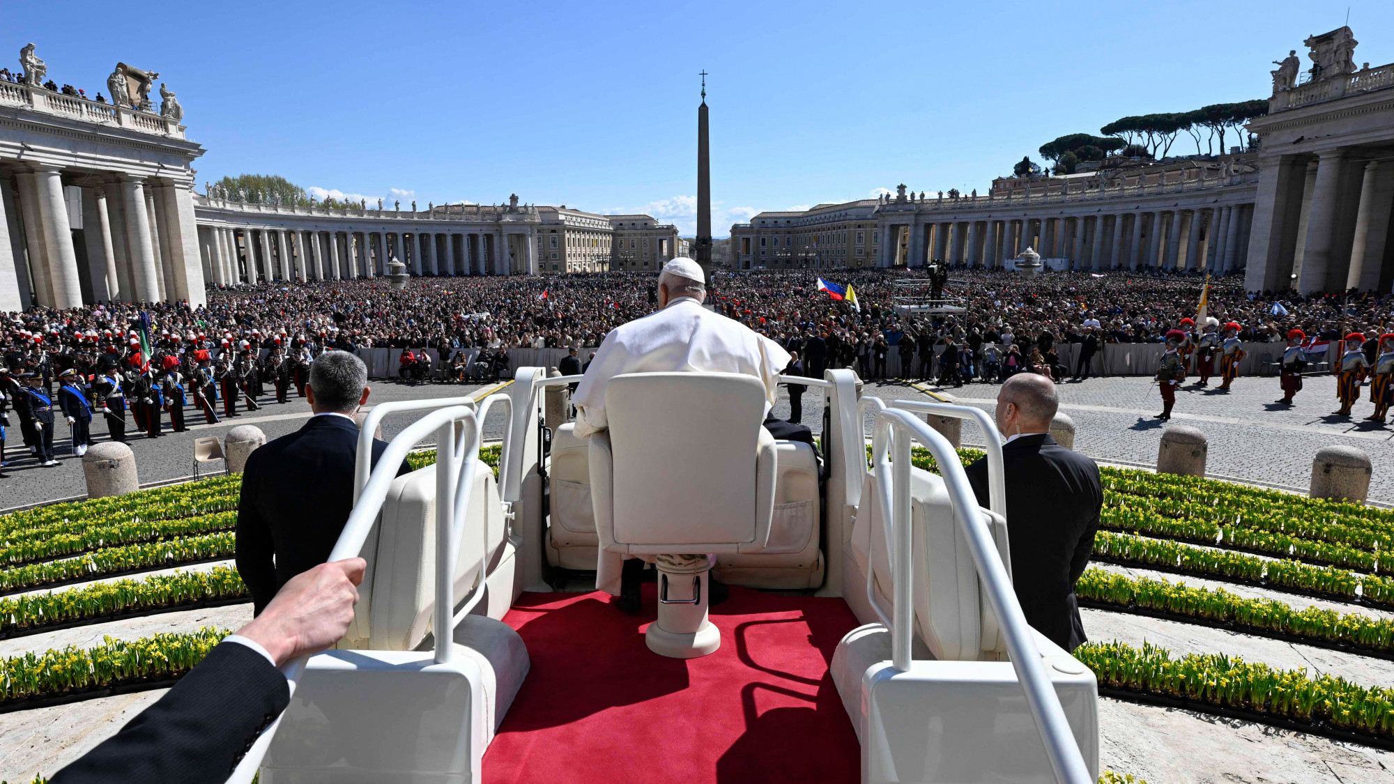 Ferenc pápa a pápamobillal érkezik a Szent Péter térre 2023. április 9-én.