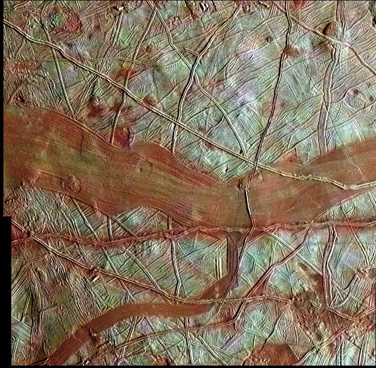 Egy barnás-vöröses sáv az Europa felszínén a Galileo űrszonda felvételén