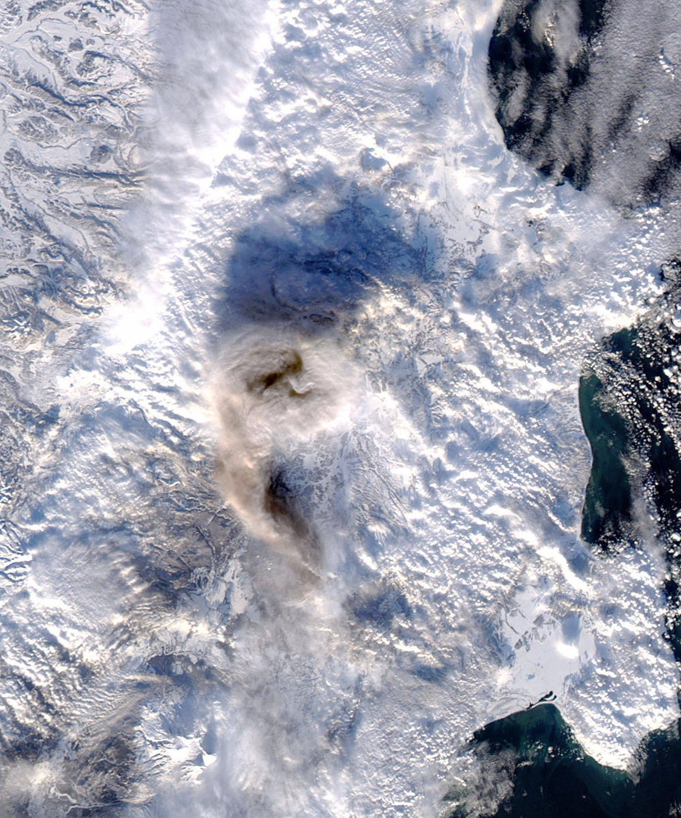 Hamu lövell ki a Sivelucs vulkánból 2015-ben.
