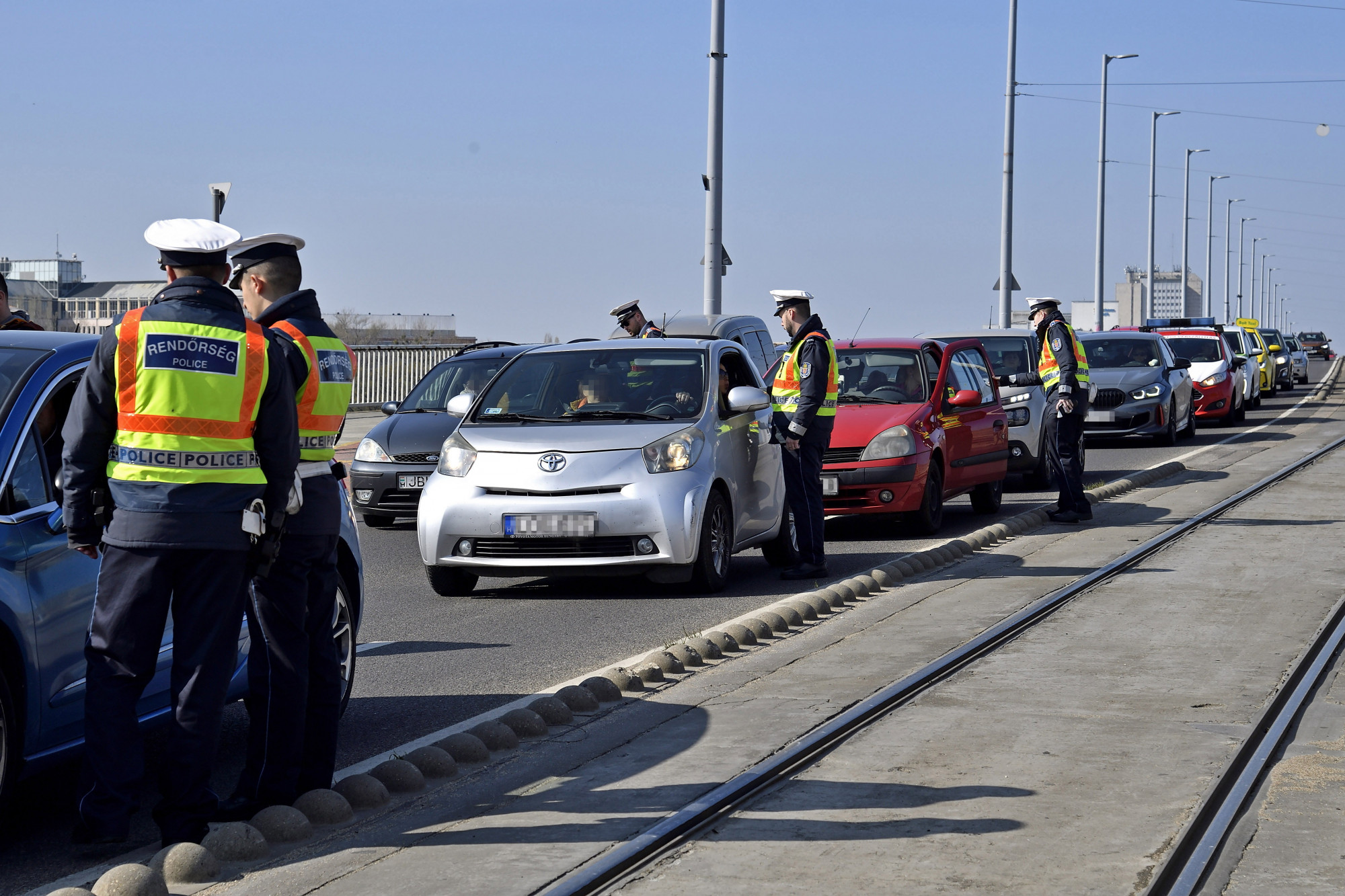 A BRFK rendőrei az ittas sofőröket szűrik ki a Petőfi híd pesti hídfőjénél húsvéthétfőn, 2023. április 10-én.
