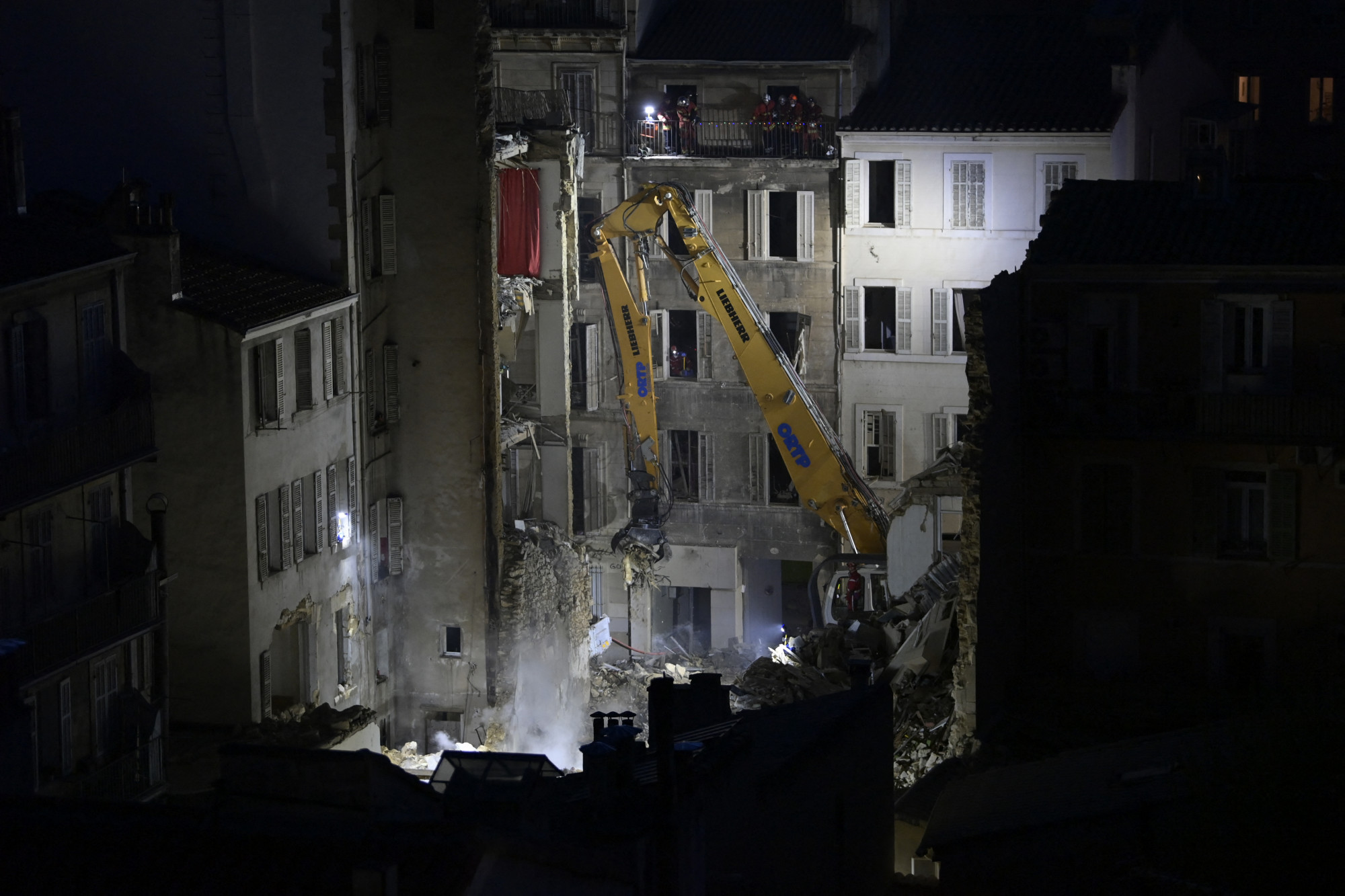 Két embert továbbra is keresnek a Marseille-ben összeomlott ház romjai alatt