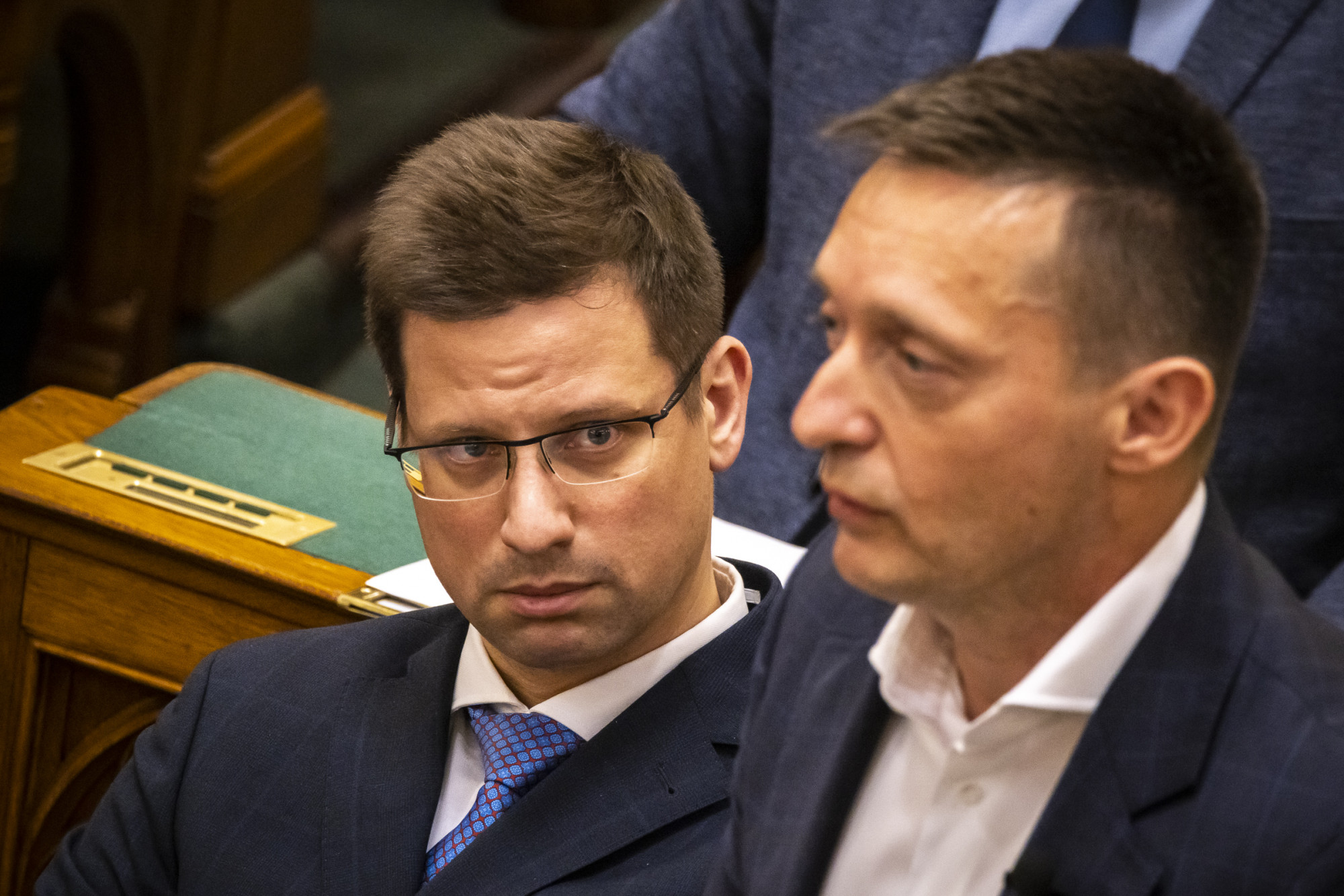 Gulyás Gergely figyeli Rogán Antalt a parlamentben 2023. április 11-én.