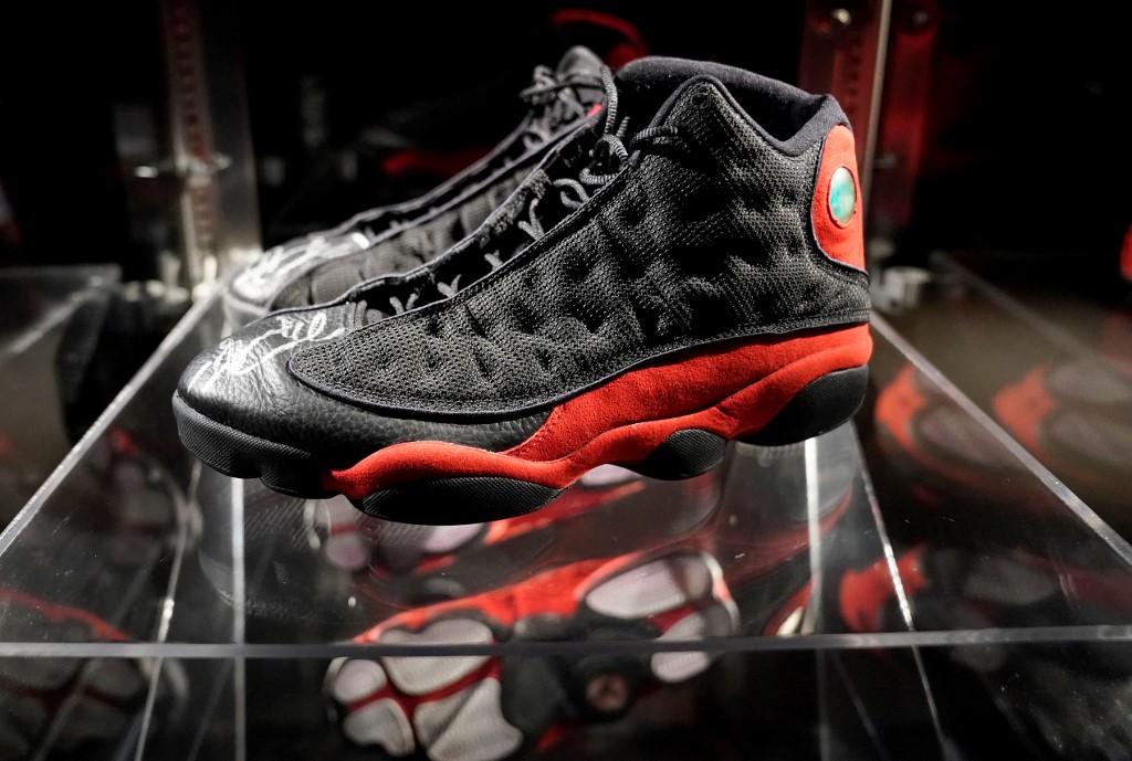 2,2 millió dollárért árverezték el Michael Jordan cipőjét