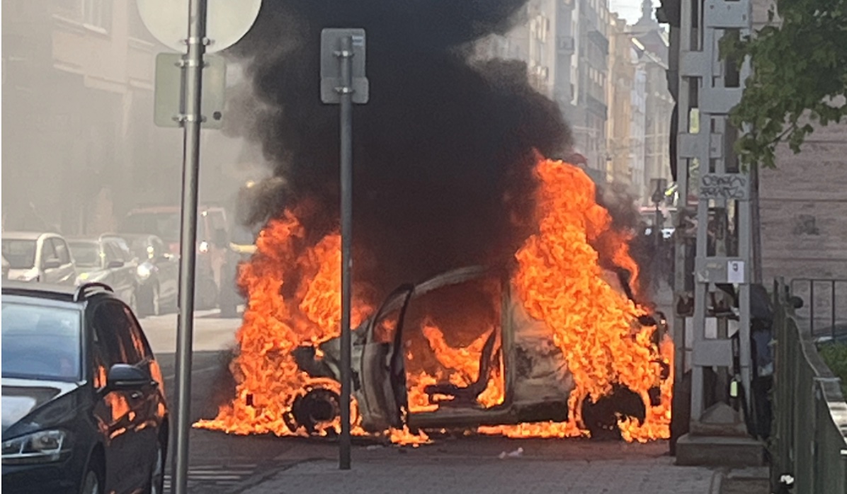 Hatalmas lángokkal porig égett egy autó a Szent István parknál