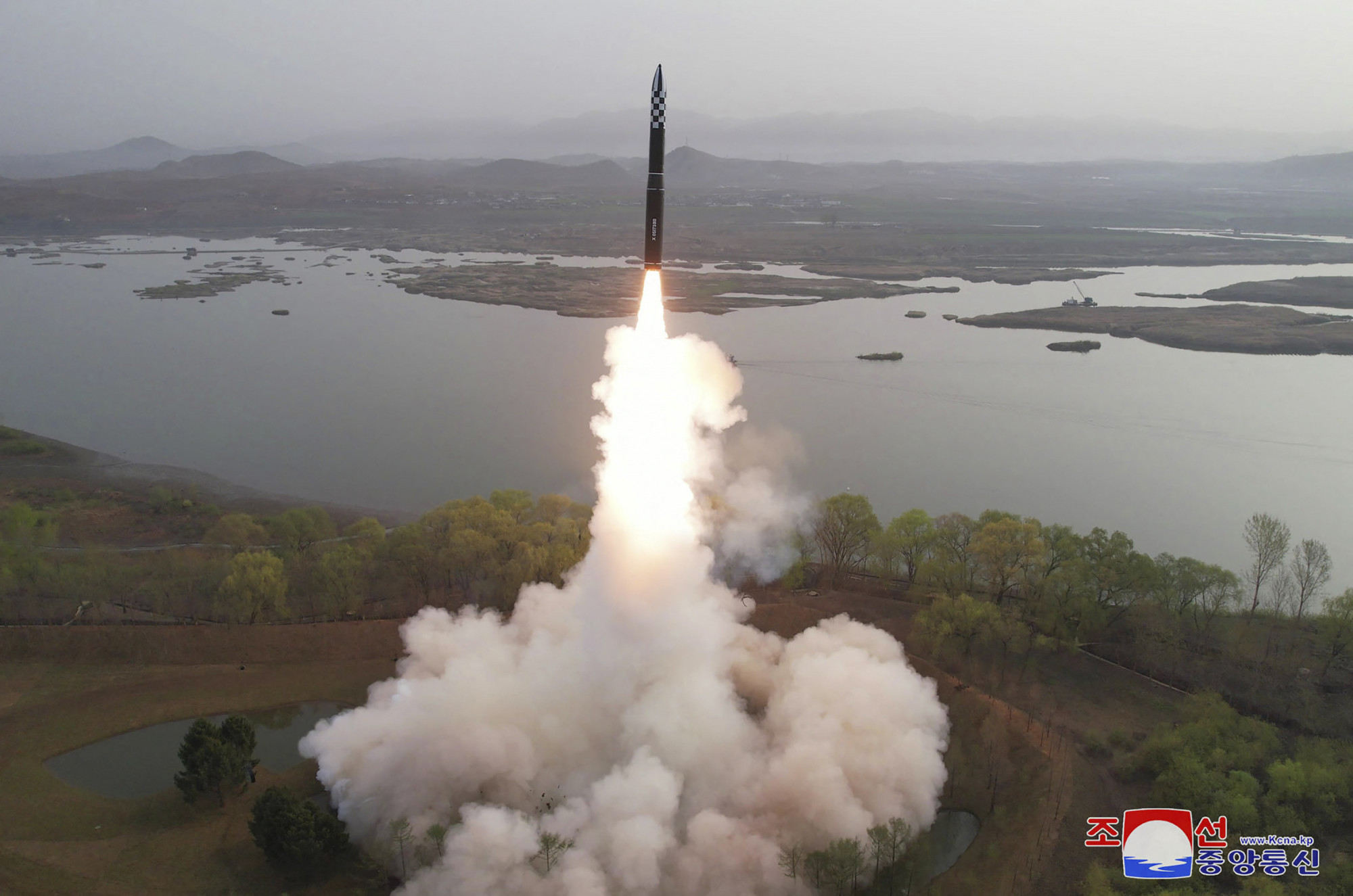 Észak-Korea azt állítja, egy új típusú, szilárd hajtóanyagú, interkontinentális ballisztikus rakétát teszteltek