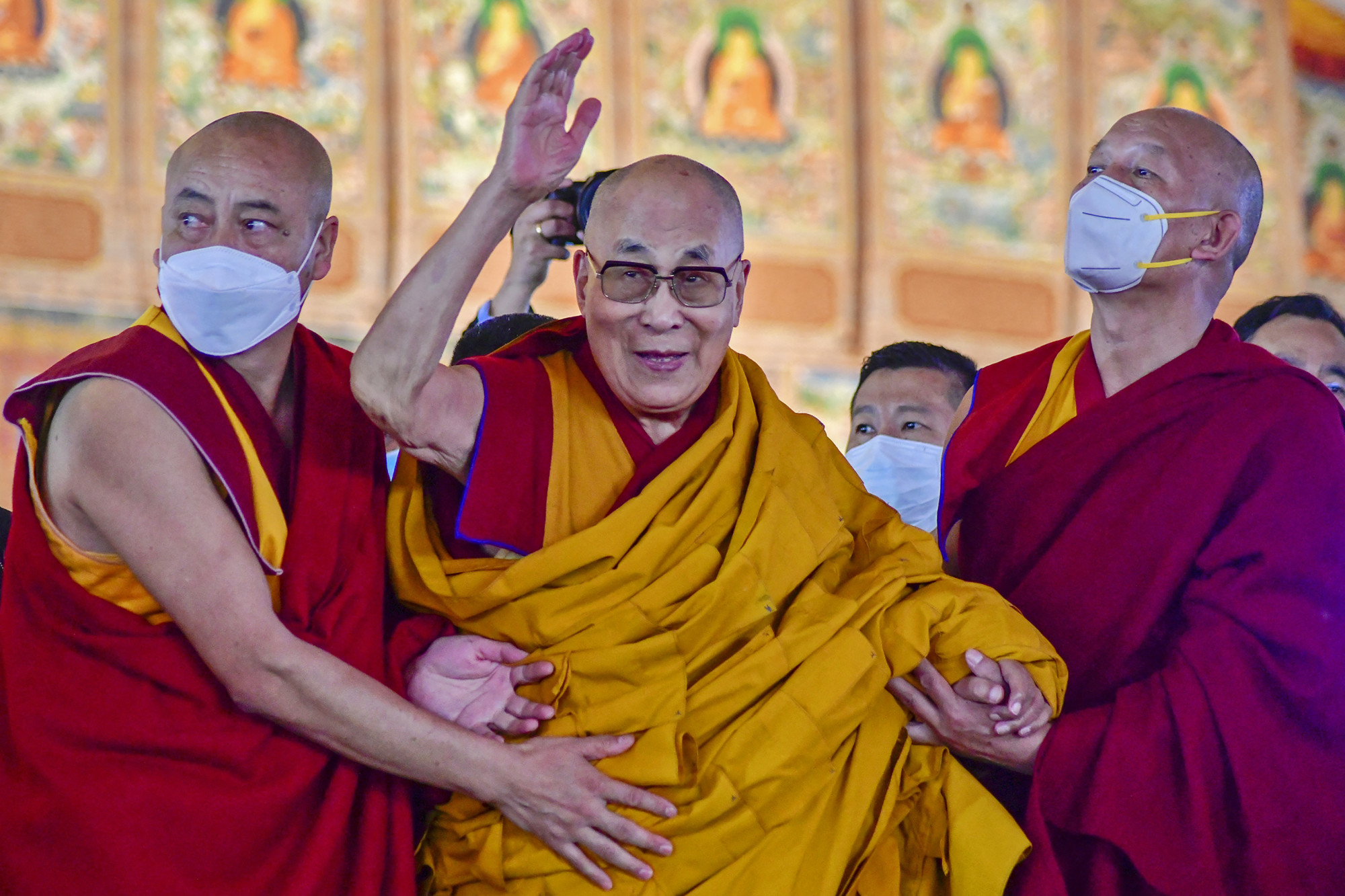 Egy tibeti vezető szerint a dalai láma spirituális gyakorlata „túlmutat az érzéki örömökön”, ezért „ártatlan” volt, amikor arra kért egy gyereket, hogy nyalja meg a nyelvét