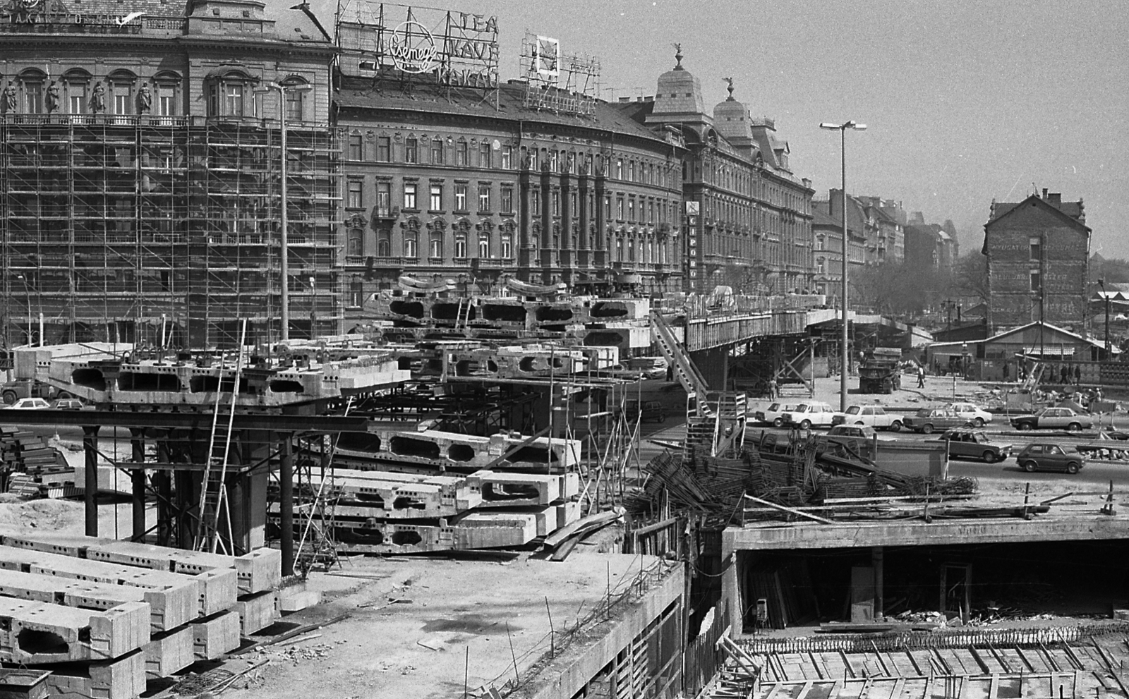 A Nyugati téri (akkor még Marx Károly tér) felüljáró részleges visszabontása 1981-ben (a két széléről kezdték el építeni, de a pályatest a találkozási pontnál elcsúszott)