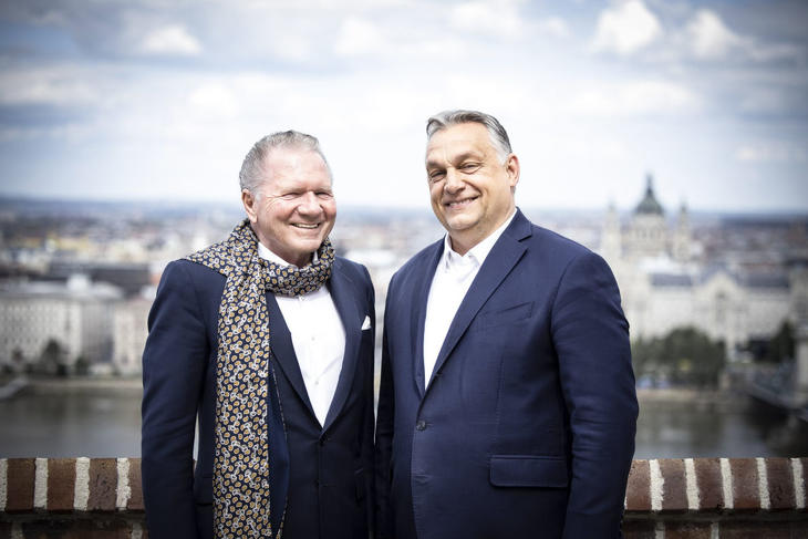 Ismerd meg a világ leggazdagabb magyarját, aki kapocs lehet Orbán és Trump republikánus riválisa között