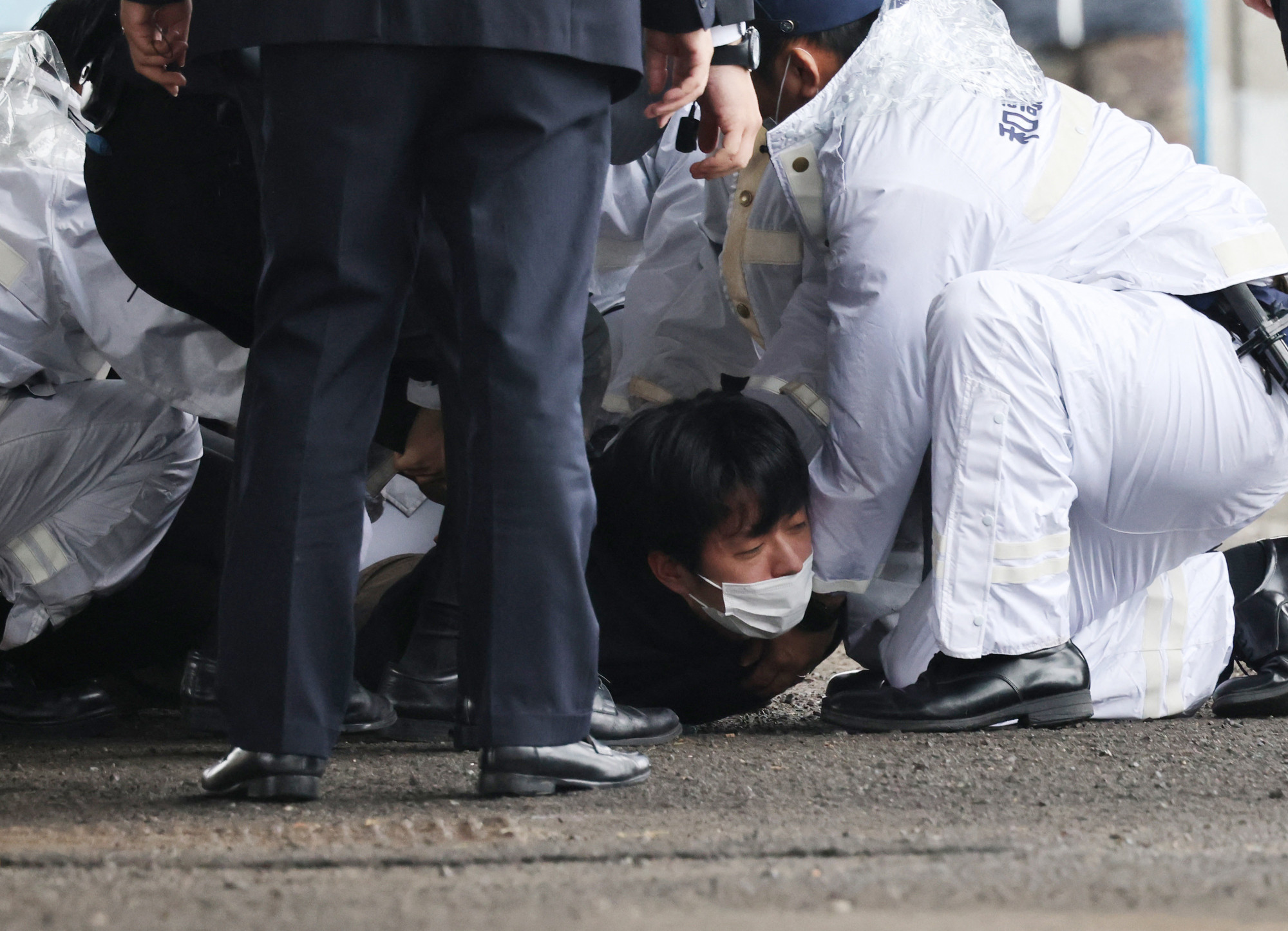 Nyilvános rendezvényen dobtak füstbombának tűnő tárgyat Fumio Kisida japán miniszterelnökre