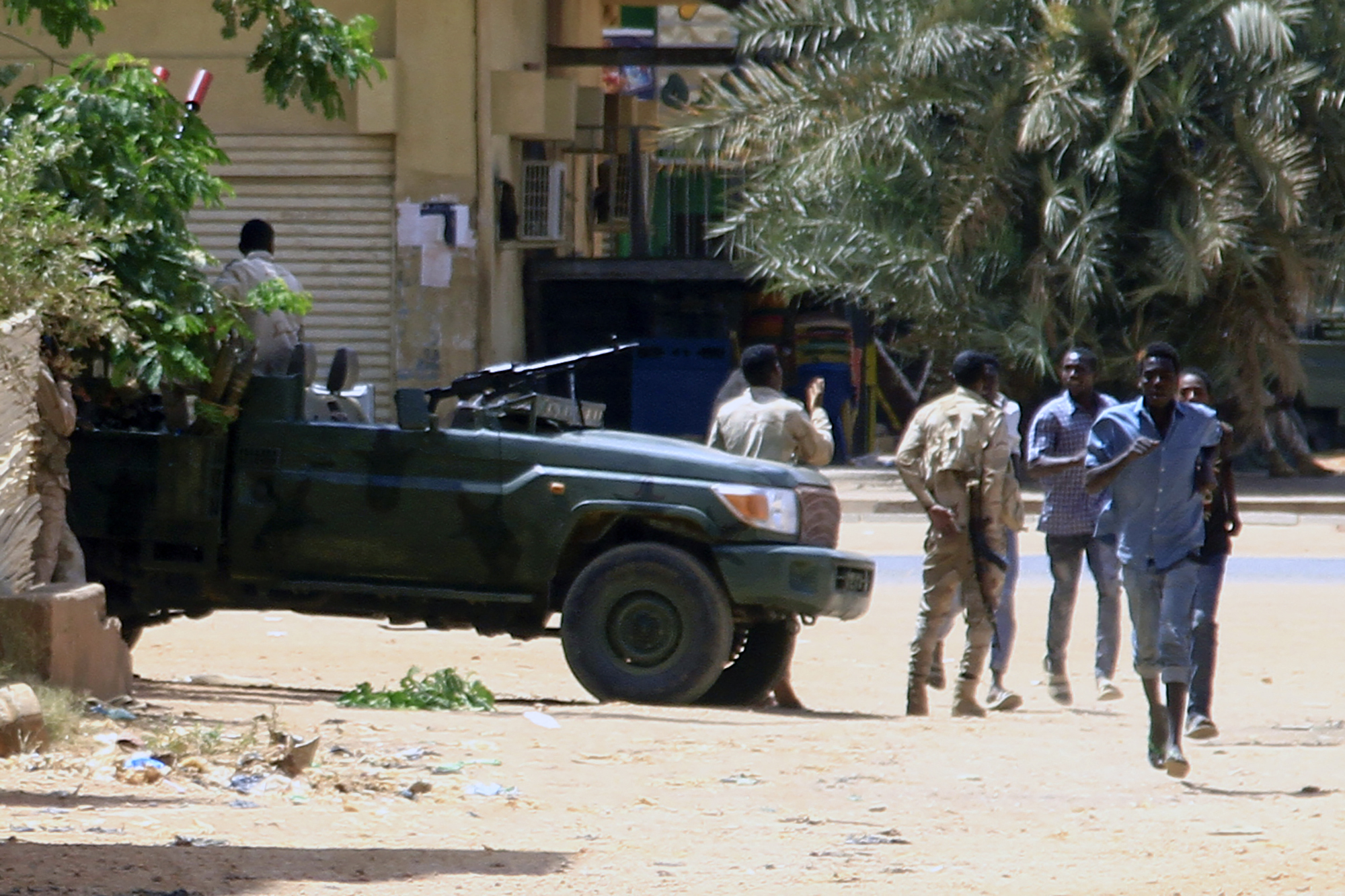 Folytatódnak a harcok Szudánban, mindkét fél azt állítja, ők ellenőrzik a város főbb pontjait