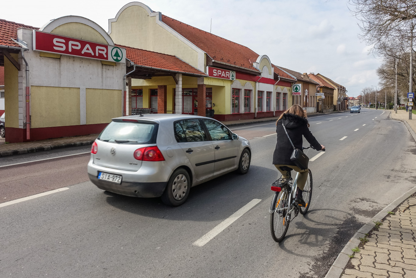 Droggal a zsebében lopott el egy próbakörre vitt autót