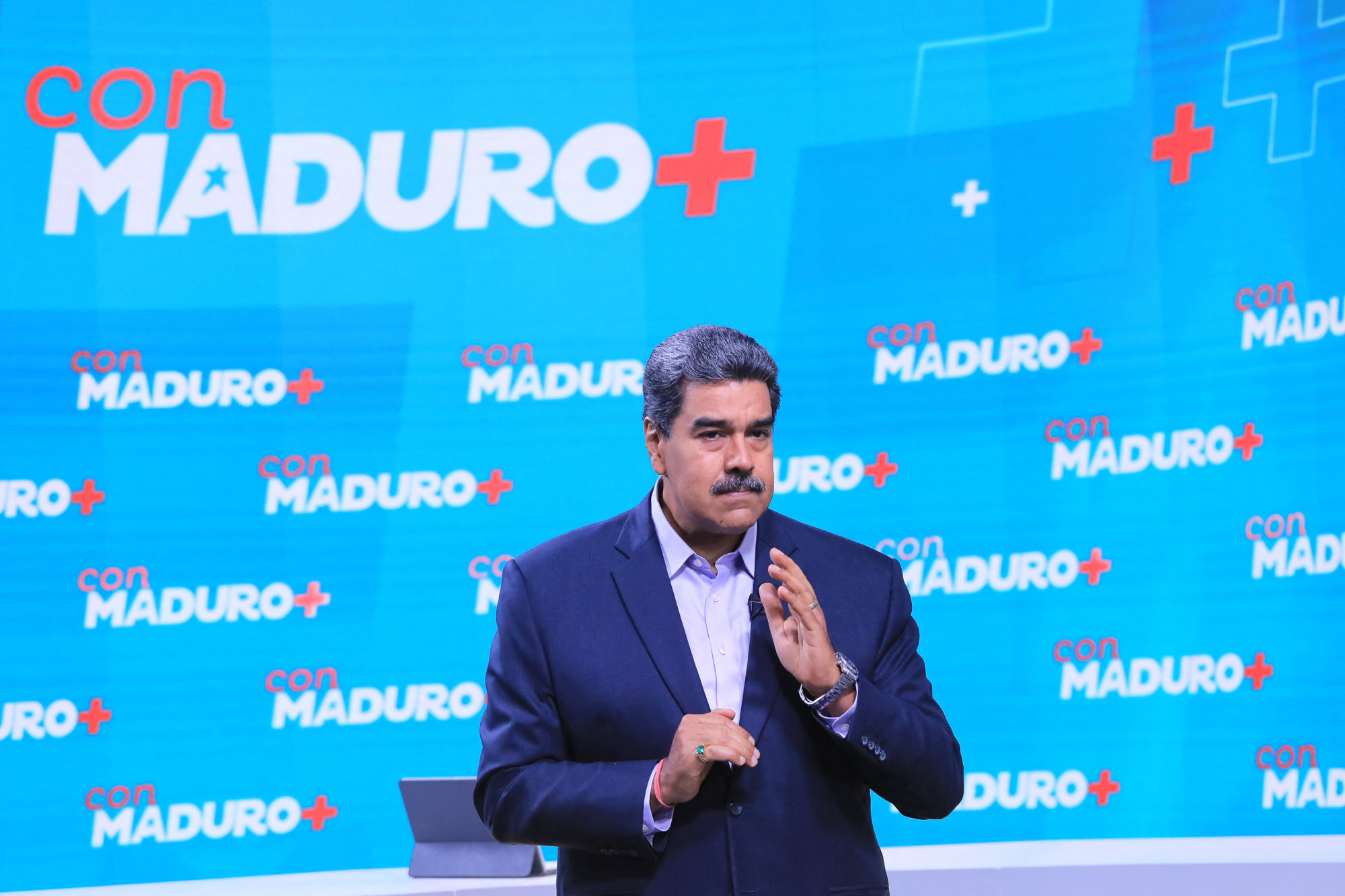 Venezuela elnöke műsort vezet az állami tévében, társa a „mesterséges intelligenciával” létrehozott Sira
