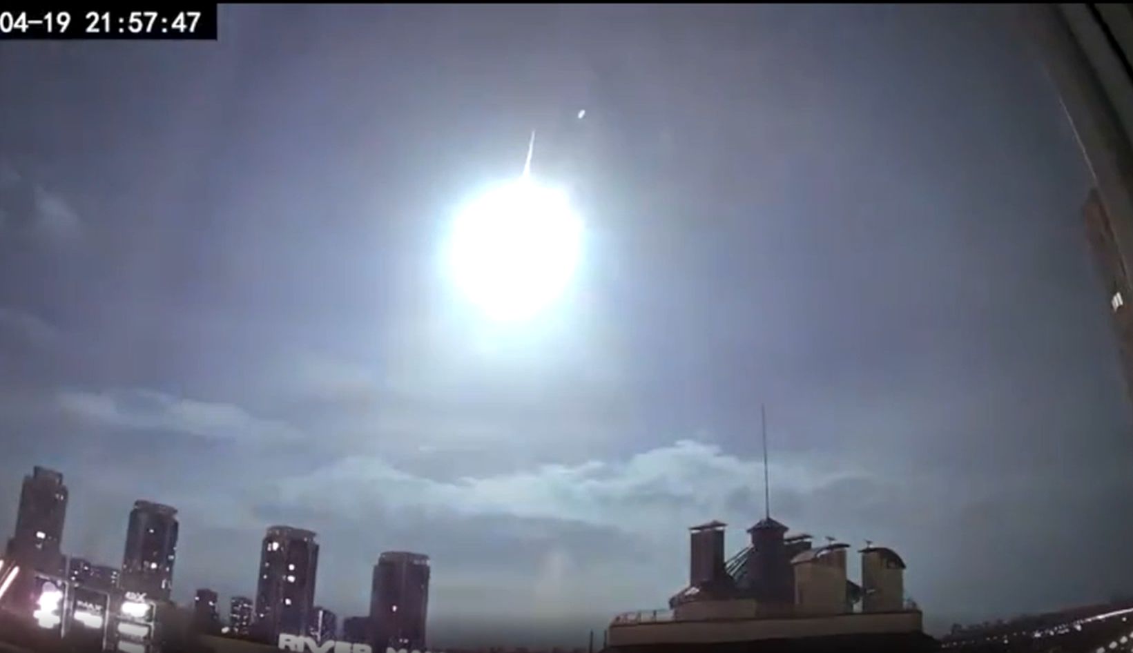 Meteor okozhatta a rejtélyes villanást szerda este Kijevben