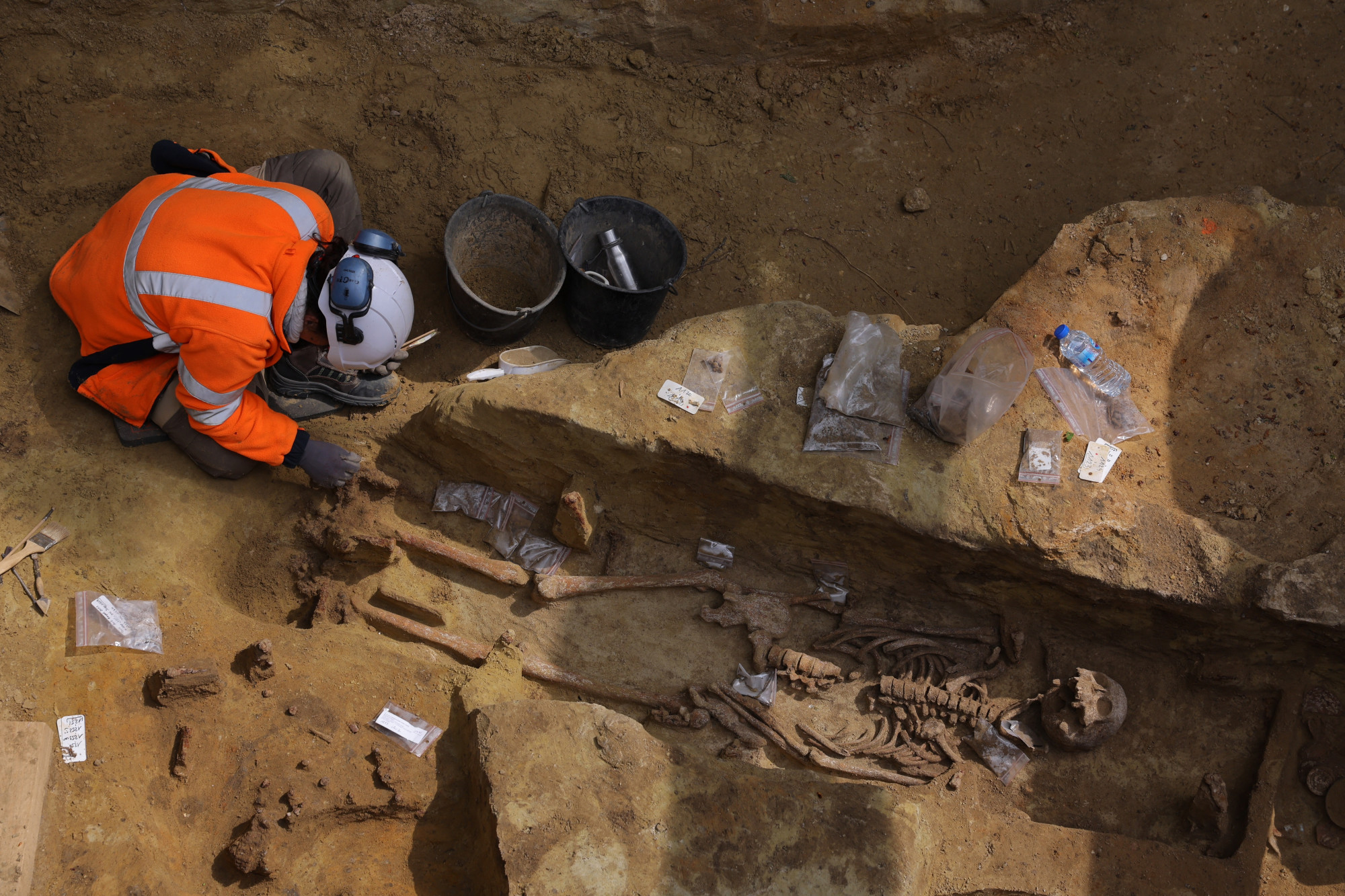 Az Institut National de Recherches Archeologiques Preventives egyik munkatársa a sírok vizsgálatán dolgozik Párizsban.