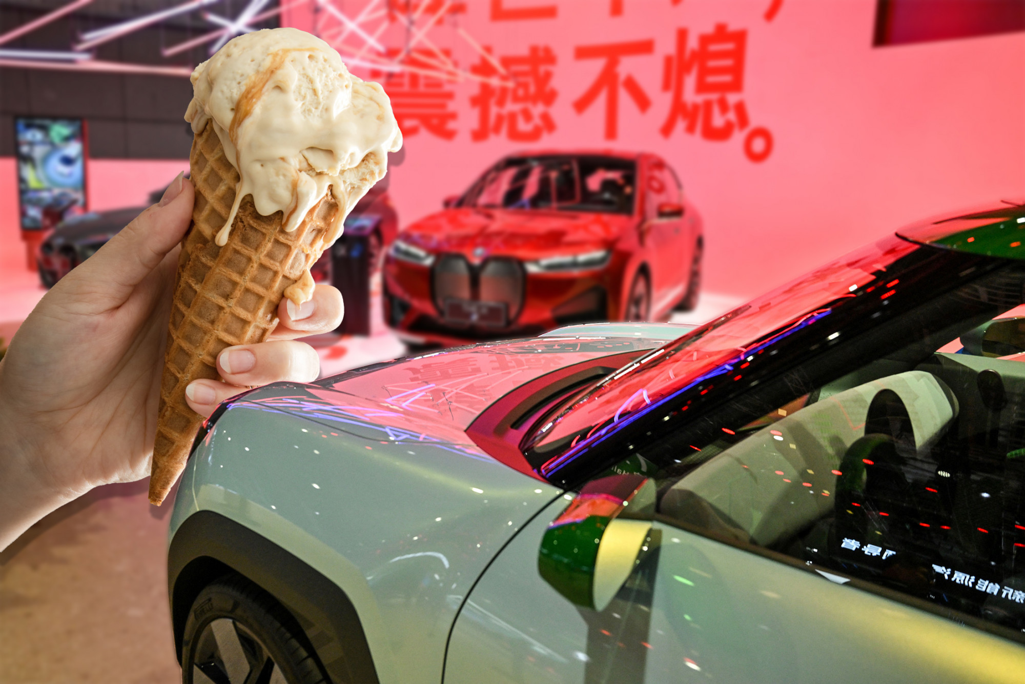 Botrány a sanghaji autószalonon: a BMW csak a külföldieknek adott ajándék fagyit, a helyieknek nem
