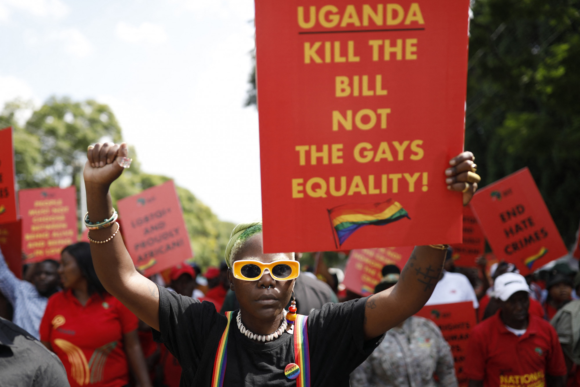 Papa De ugandai aktivista tüntet a törvény ellen Pretoriában 2023. április 4-én.