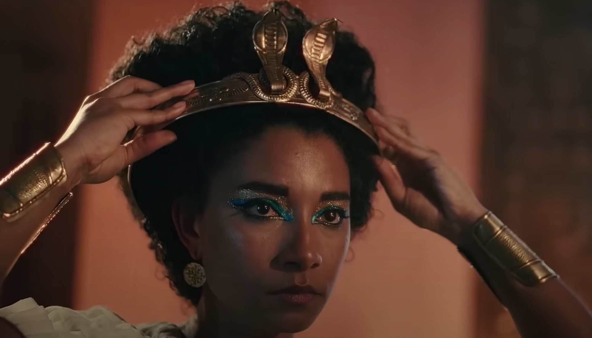 Kleopátra fekete a Netflix új sorozatában, ami egy perrel fenyegető egyiptomi ügyvéd szerint történelemhamisítás
