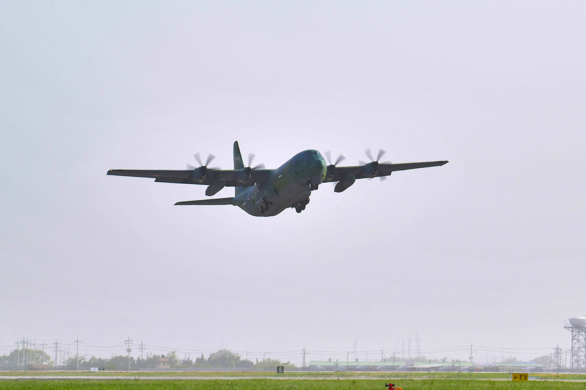 A dél-koreai hadsereg C-130J csapatszállító gépe 2023. április 21-én indult útnak Szudánba egy katonai különítménnyel a Szudánban rekedt koreai állampolgárok kimenekítésére.