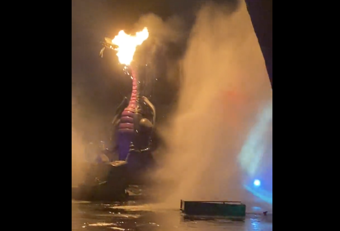 Kigyulladt és leégett egy 15 méteres tűzokádó sárkány Disneylandben