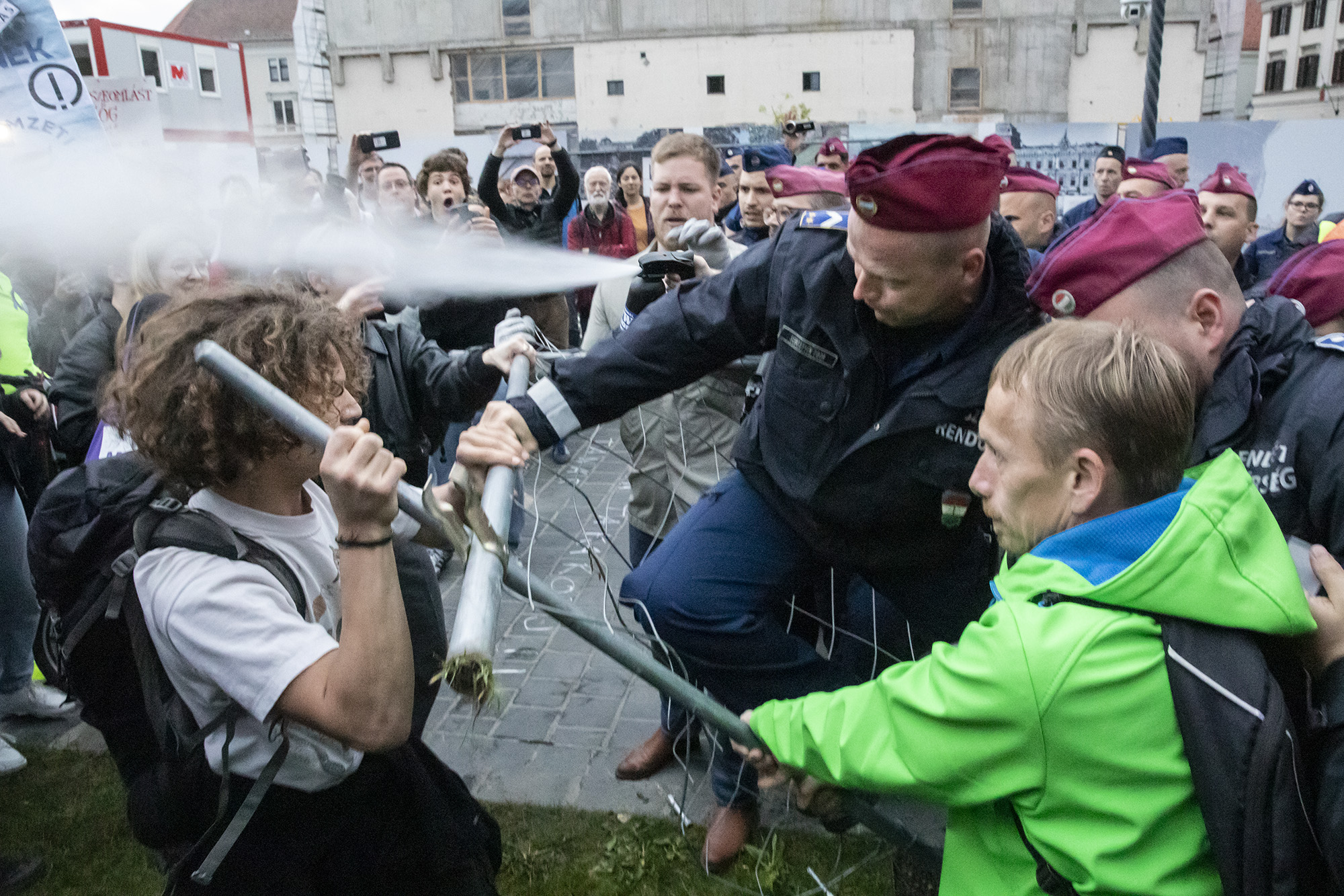 A Belügyminisztérium előtti ülősztrájkkal kezdődött, Orbán munkahelyénél kifújt rendőri gázspray-vel végződött a tüntetés a tanárokért