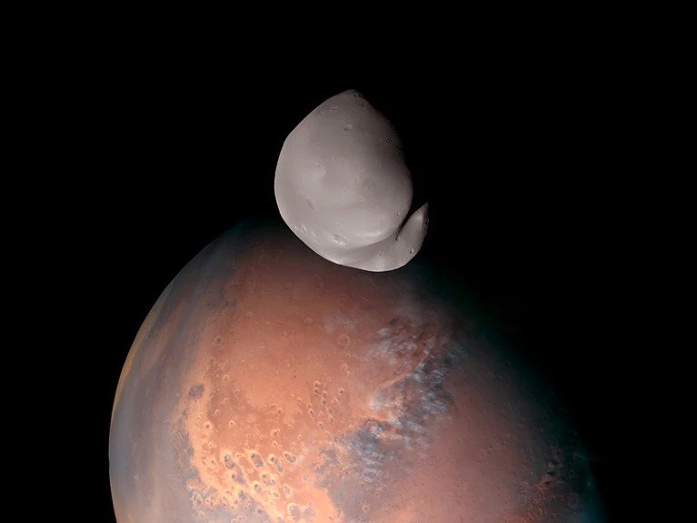 Megérkeztek az első közeli képek a Mars titokzatos holdjáról, a Deimosról