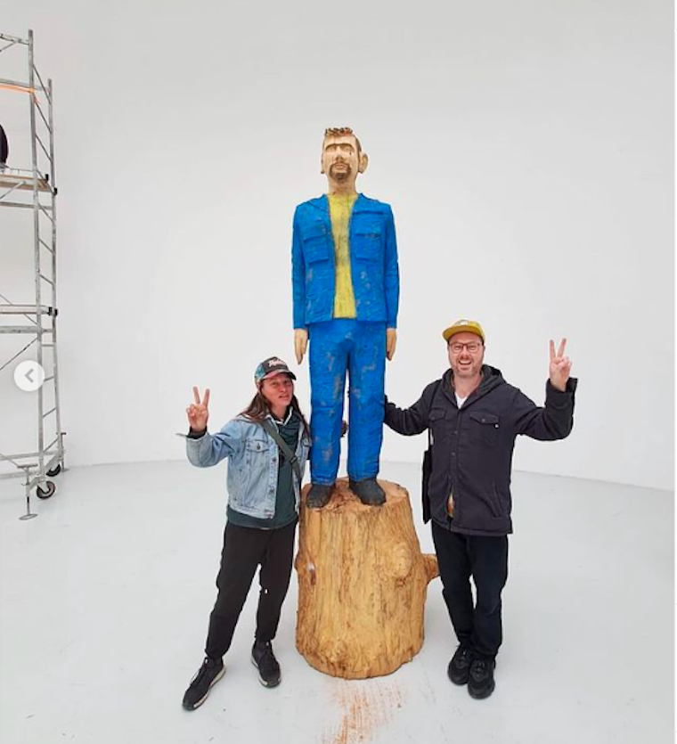 Láncfűrésszel faragott szobrot az amerikai művész arról a szlovén művészről, aki láncfűrésszel faragott szobrot Melania Trumpról