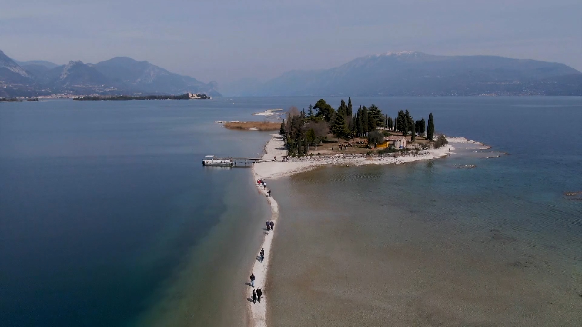Olaszországban olyan durva a vízhiány, hogy már száraz lábbal lehet átsétálni a Garda-tó szigeteire